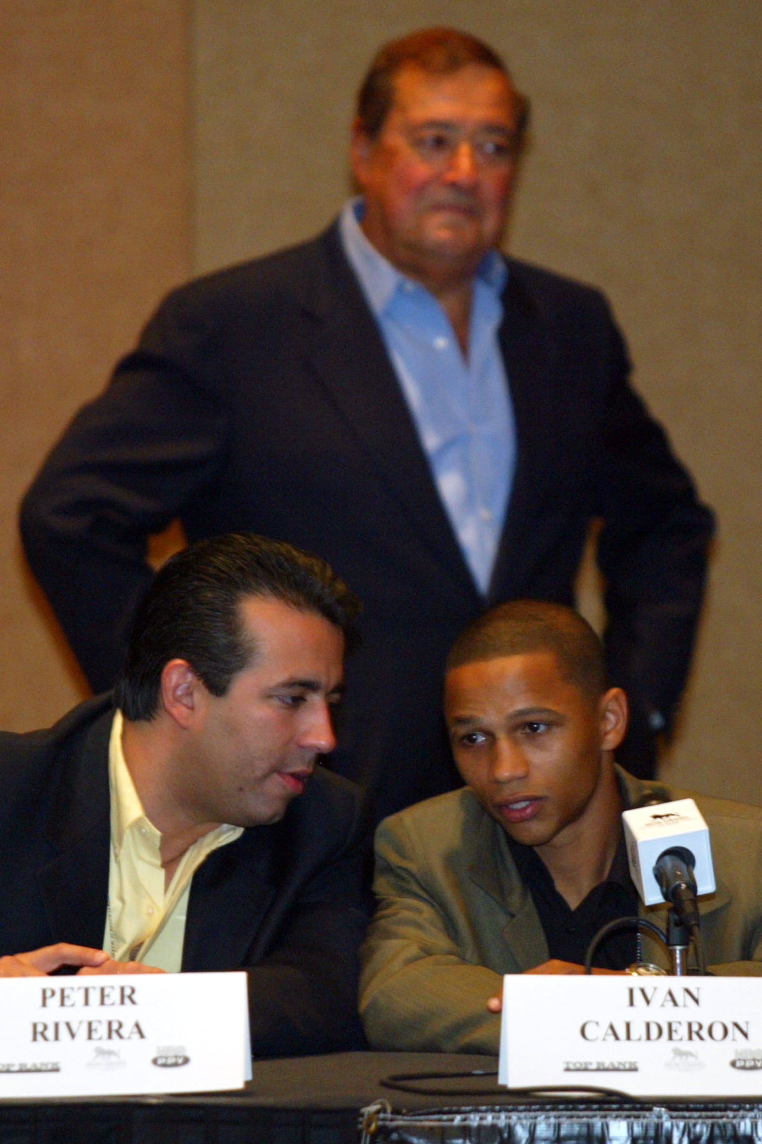 Aunque no estaba en los planes originales, la empresa Top Rank, del promotor Bob Arum (al fondo), finalmente firmó a Iván Calderón.