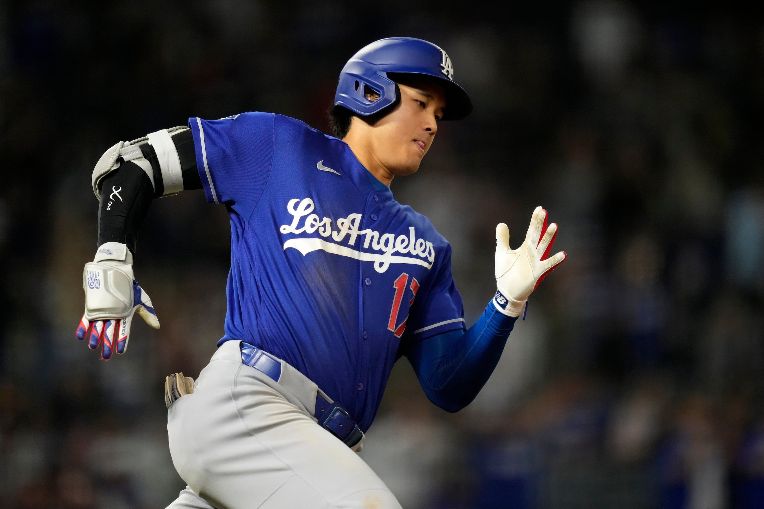 Shohei Ohtani, de los Dodgers de Los Ángeles, corre tras conectar un doblete ante los Angels de la misma ciudad, el sábado 16 de mayo de 2026 (AP Foto/Mark J. Terrill)