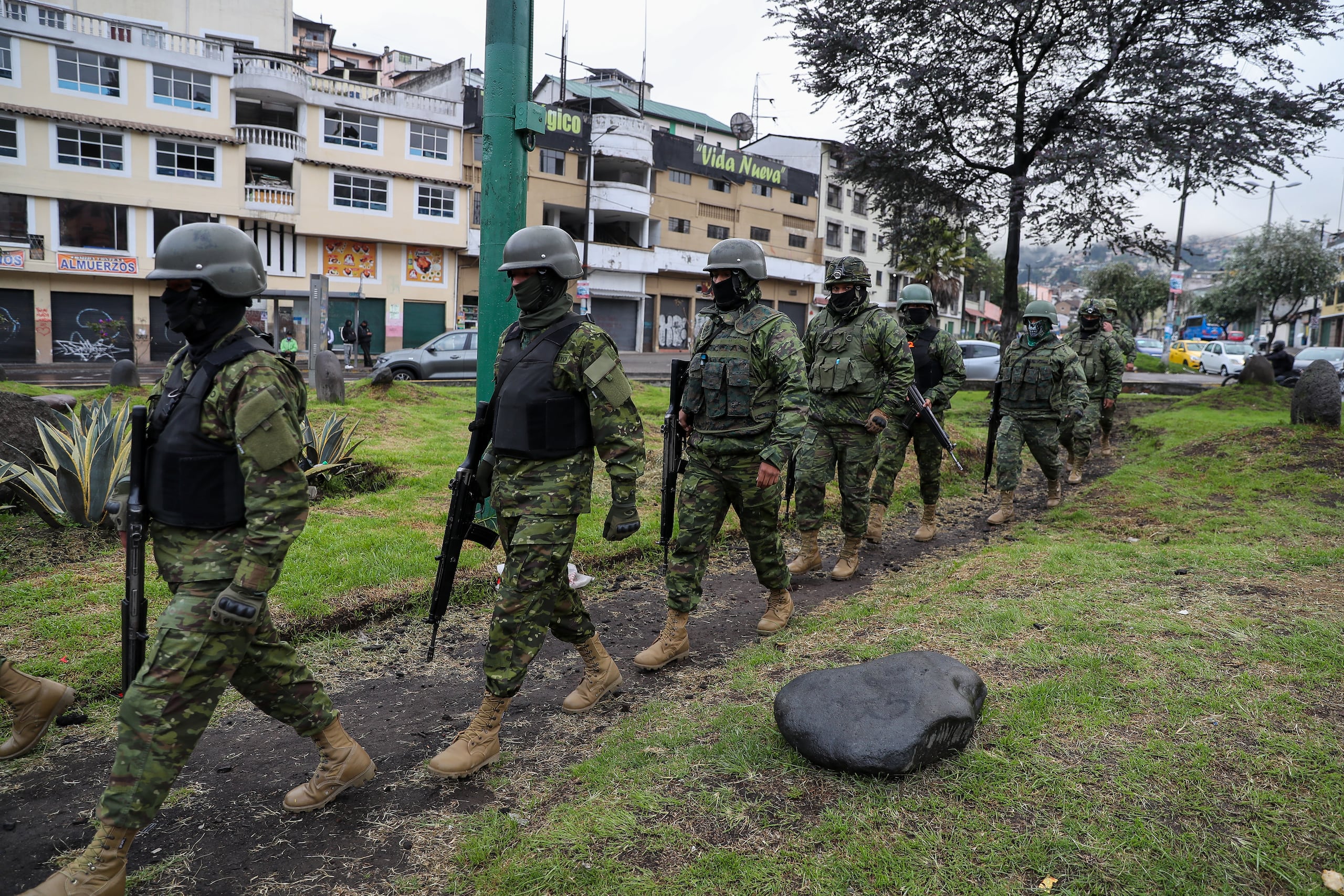 El Ejército señaló que en el operativo se encontró un teléfono móvil en el que había varios videos “que mostrarían a personas cavando un huecos y, posteriormente, agrediendo y desmembrando a una víctima para luego enterrarla en las inmediaciones de una zona bananera”.