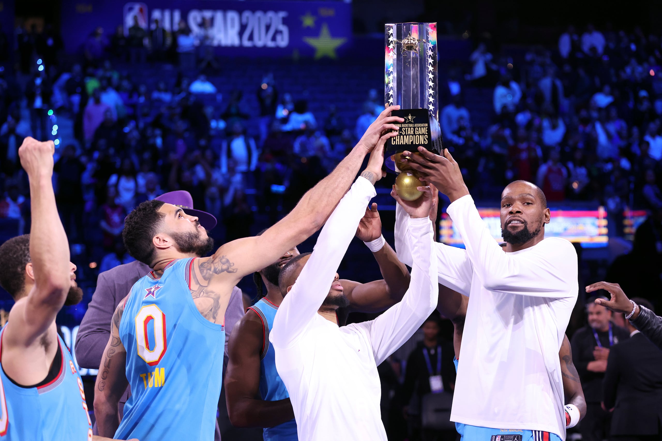 El equipo de Shaq, con Kevin Durant, Damian Lillard, Jayson Tatum y Stephen Curry levantan la copa como ganadores.