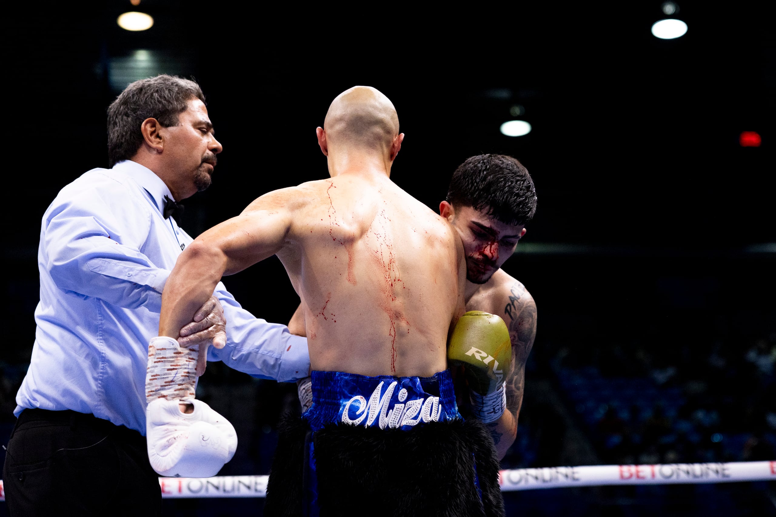 William "Willito" Ortiz sangrando tras el cabezazo con Carlos Mitzael Jiménez.