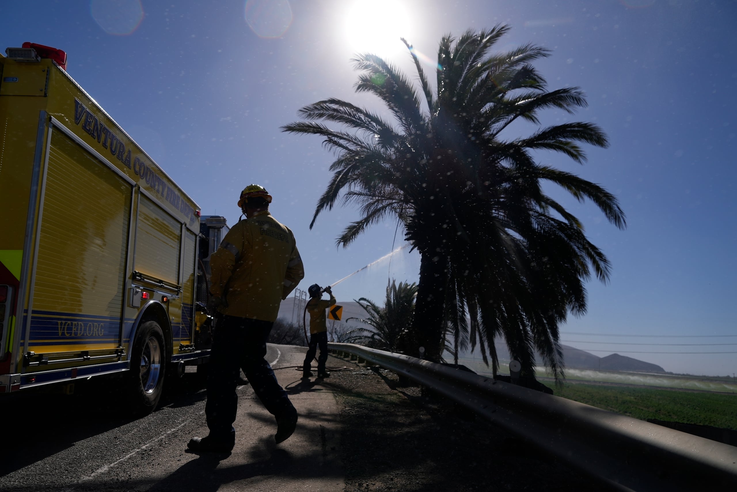 Bomberos apagan pequeños fuegos el jueves 23 de enero de 2025, en Camarillo, California, donde estalló el incendio Laguna. (AP Foto/Brittany Peterson)