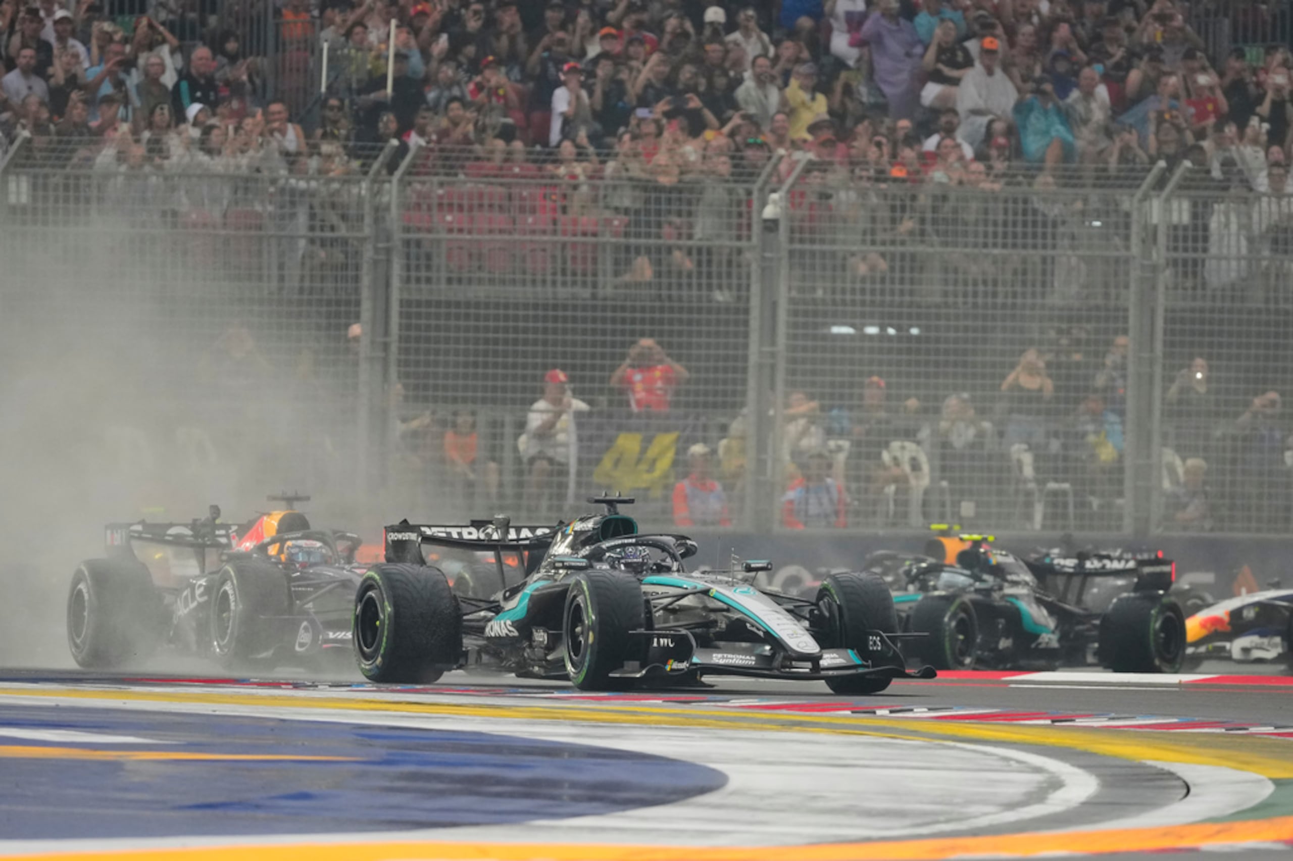 George Russell conduce su monoplaza por delante de los demás durante la carrera al esprint previa al Gran Premio de Fórmula 1 de Singapur este sábado.