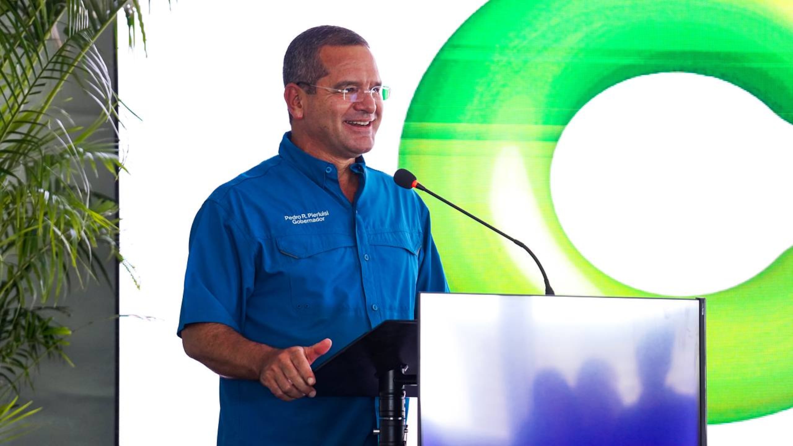 Las expresiones del gobernador se produjeron durante una visita hoy a la finca de energía solar Ciro One en Salinas.