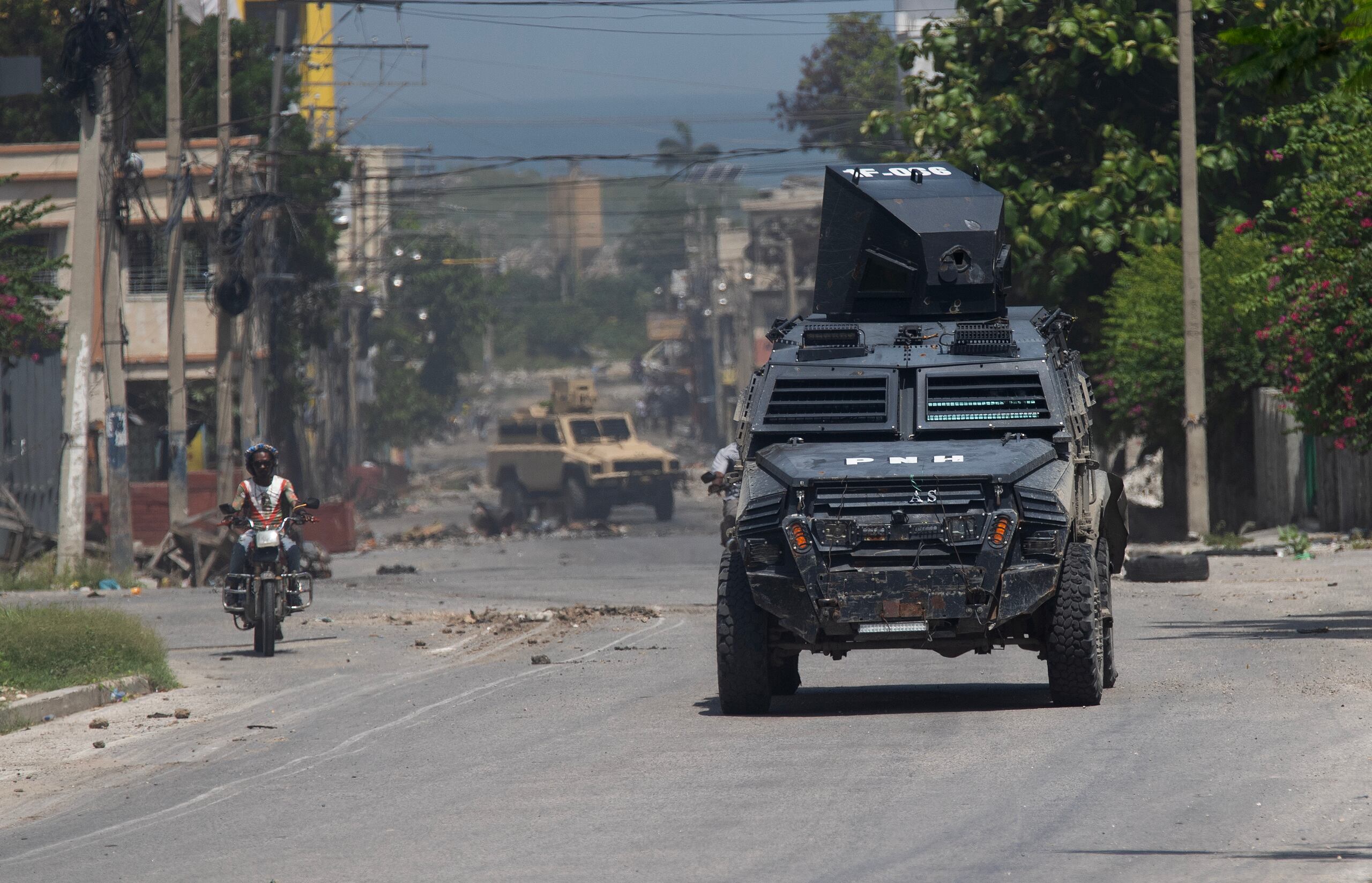 El despliegue que estaba previsto para mayo se pospuso para permitir la finalización de las bases desde donde operarán los oficiales y la adquisición de equipos clave, incluidos vehículos.