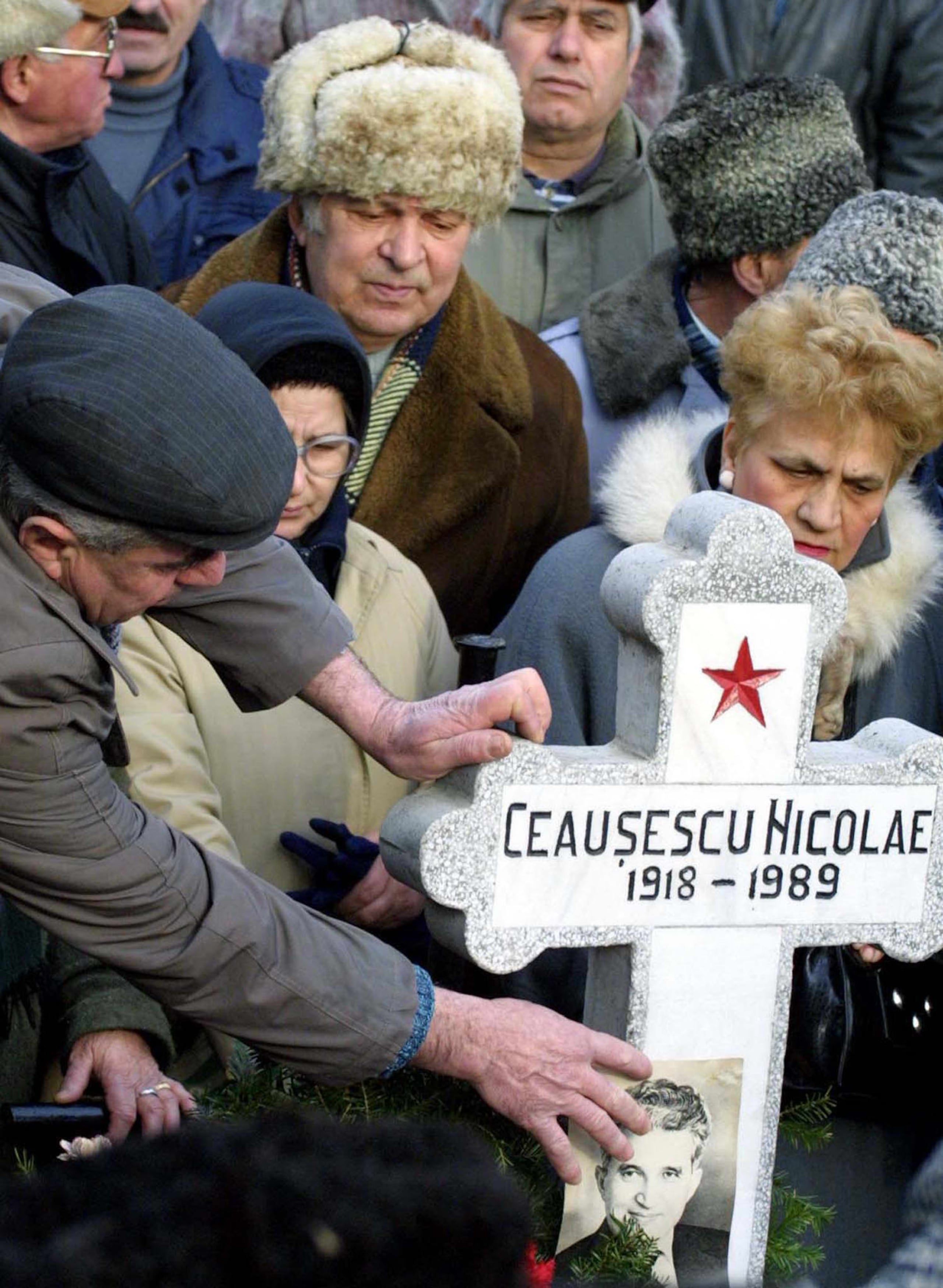 Pese a las crueldades realizadas en vida, la tumba de estos dos déspotas, cubierta de granito rojo, se convirtió en un atractivo turístico, en el que nunca faltan las ofrendas de flores de los nostálgicos del comunismo.