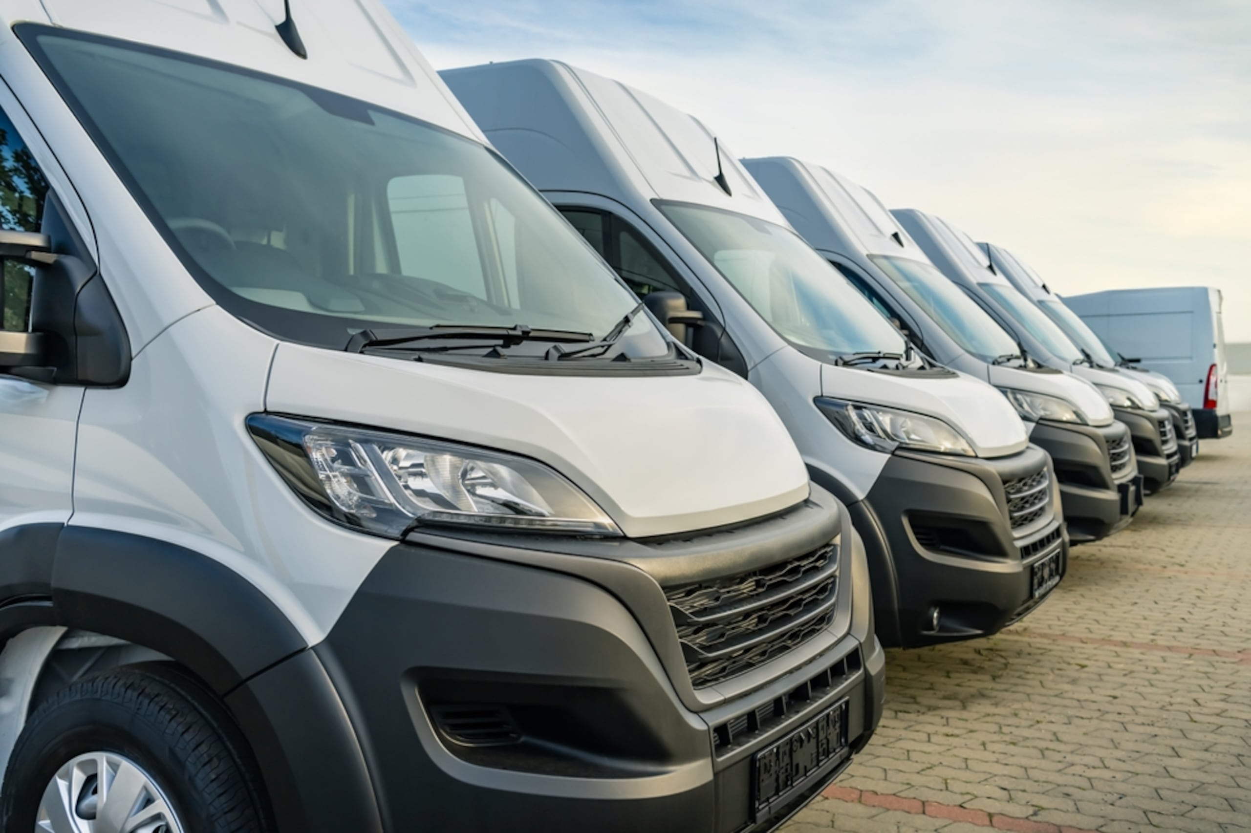 Los miembros de Commercial Fleet reciben precios exclusivos y competitivos en gomas y servicios, apoyo dedicado y asistencia en carretera las 24 horas con servicio de remolque disponible.