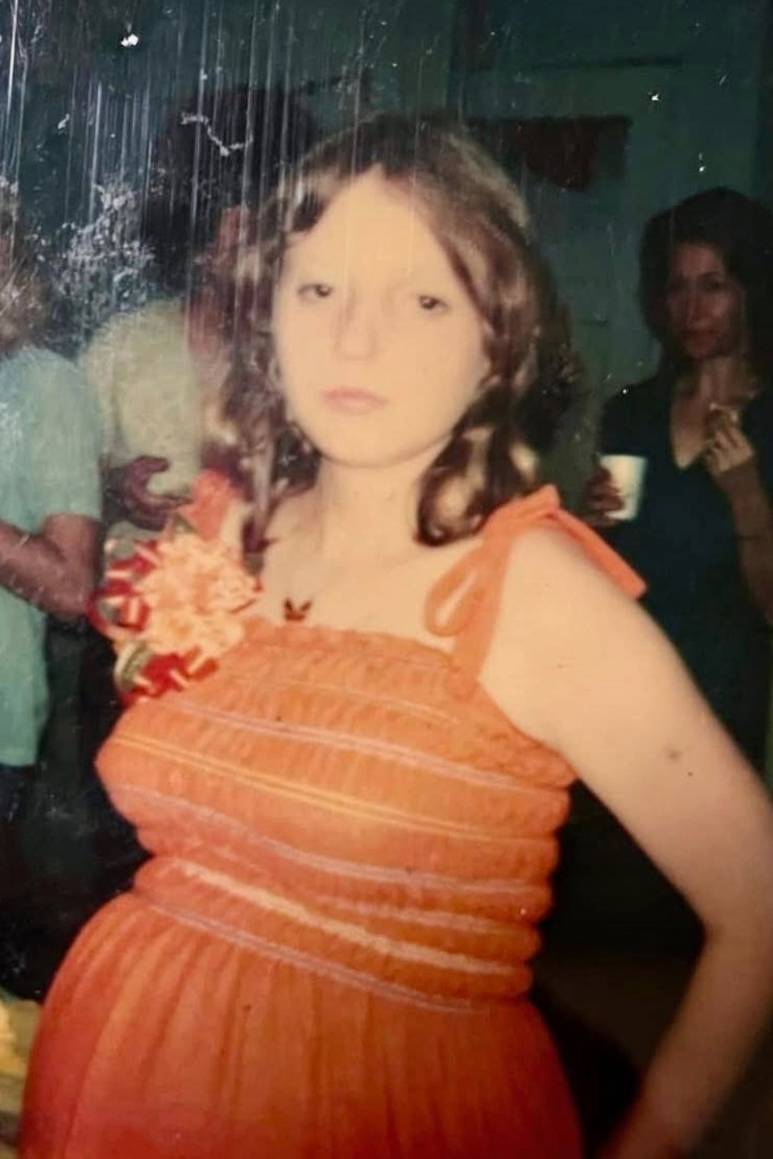 El crimen ocurrió el 12 de febrero de 1982, cuando el cuerpo de Roxanne Sharp fue encontrado en una zona boscosa de Covington.