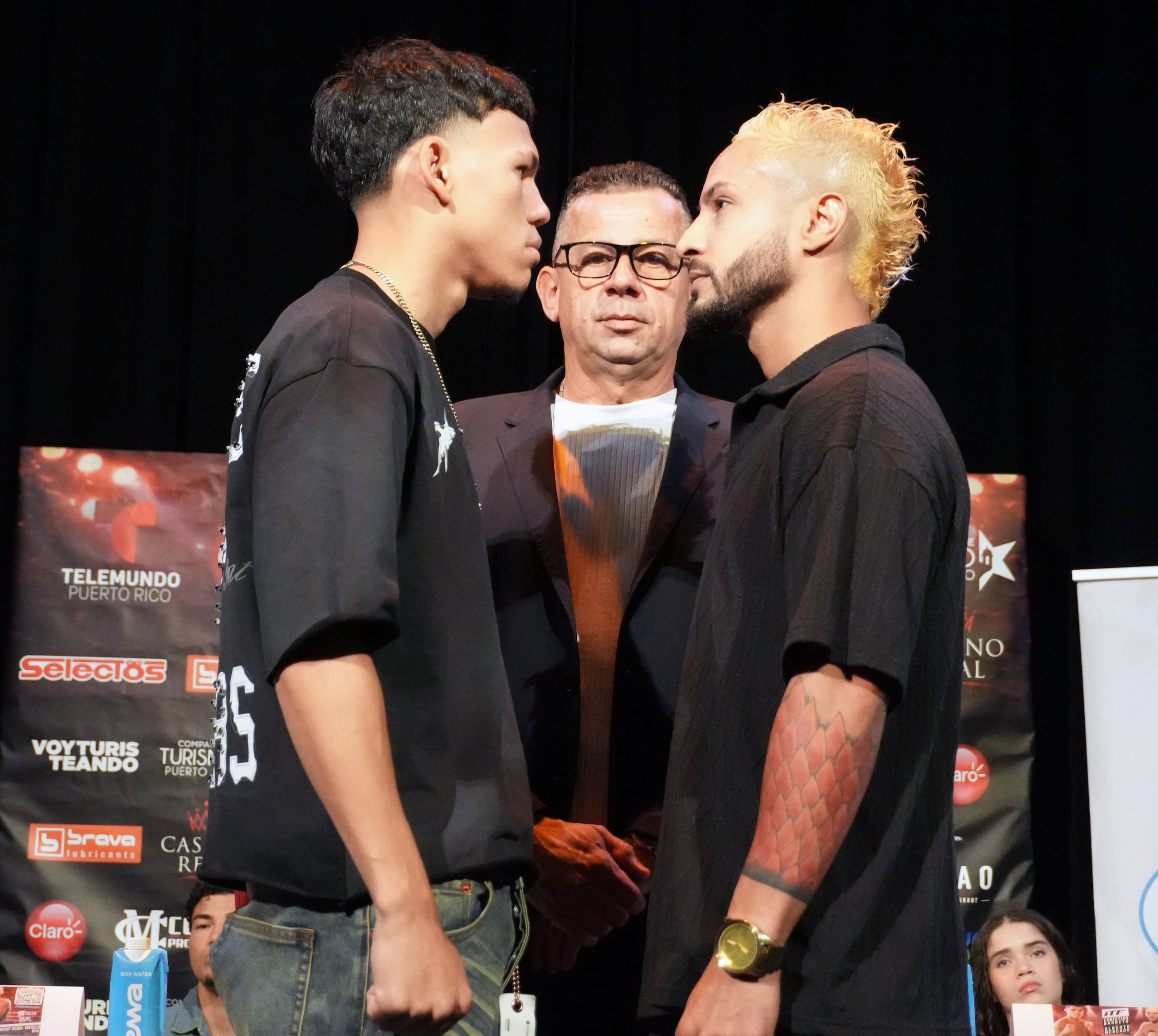 Los boxeadores Willjay “Showman” de La Paz y Anthony Torres.
