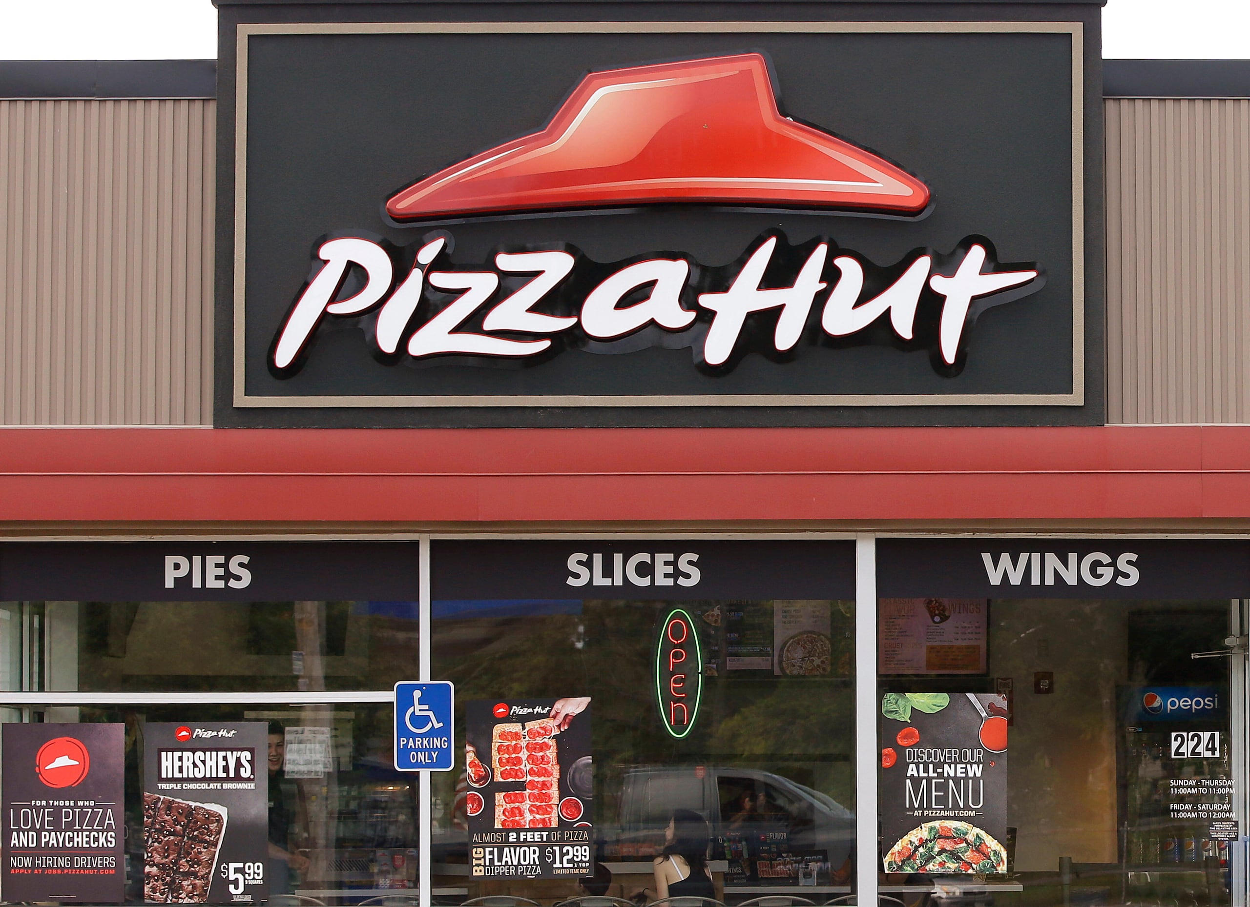Pizza Hut fue fundada en 1958 en Wichita, Kansas, por dos hermanos que pidieron prestados $600 a su madre para abrir la tienda.