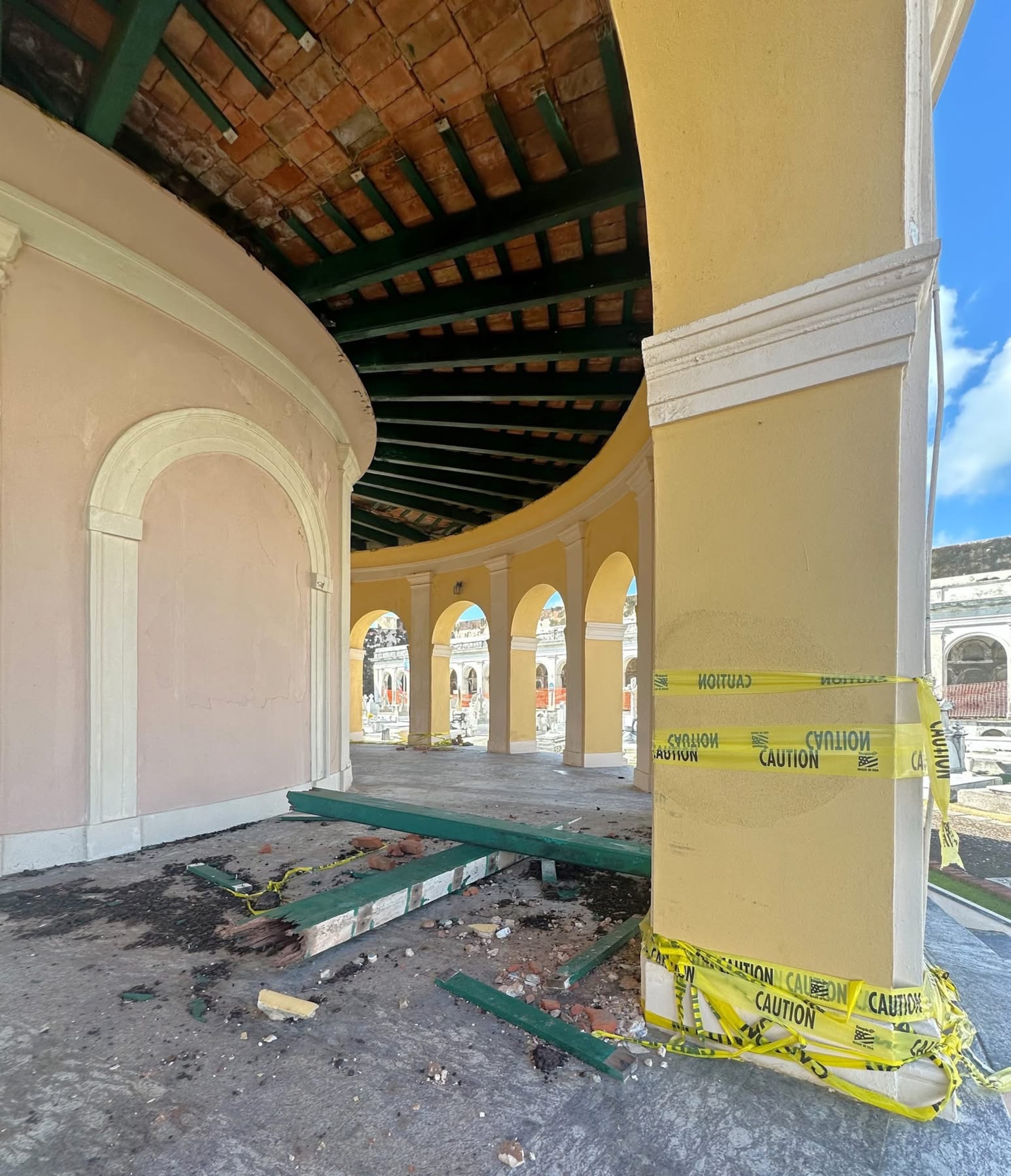 Parte del techo de la capilla del histórico Cementerio Santa María Magdalena de Pazzi está en peligro de colapsar.