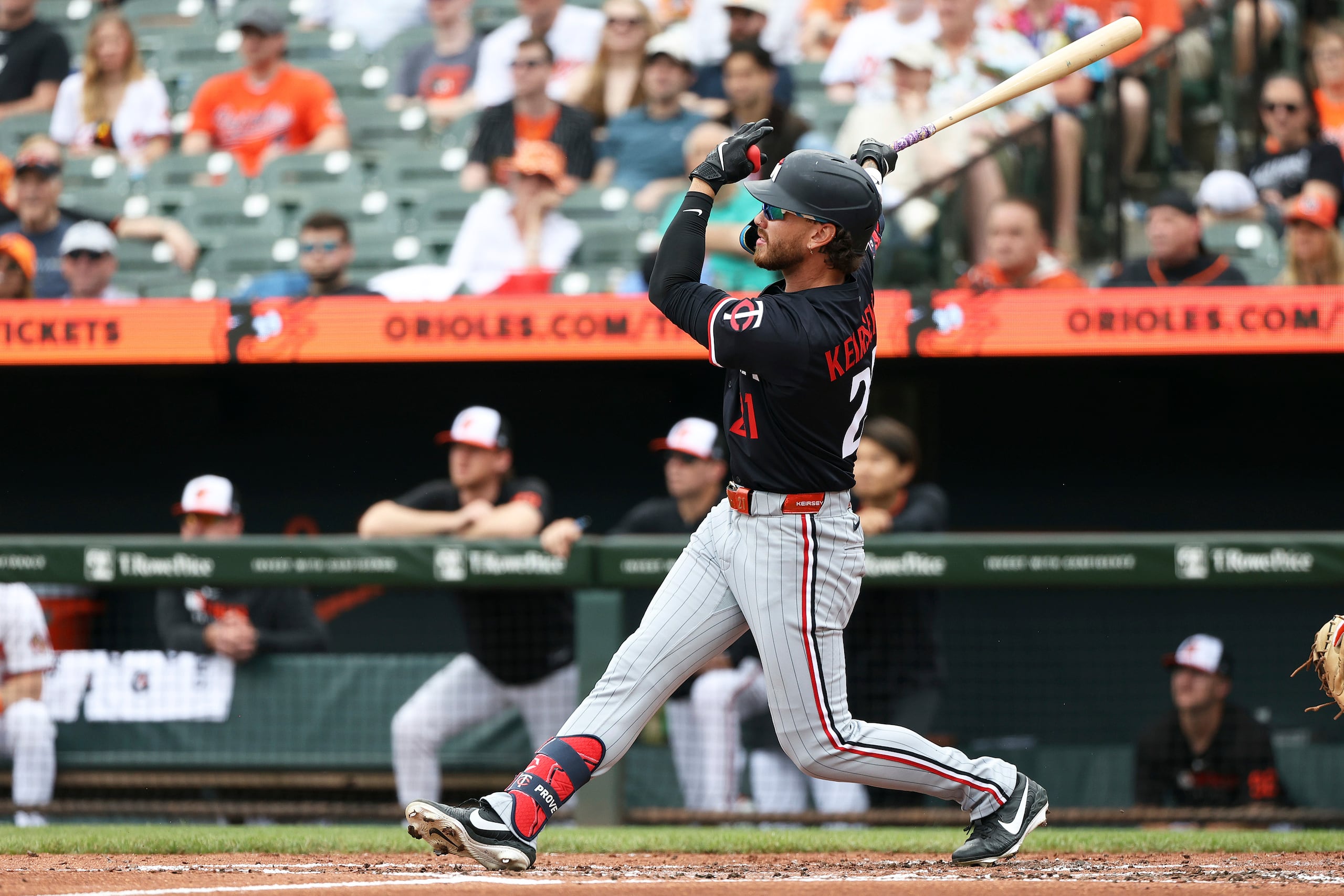 DaShawn Keirsey Jr. de los Twins de Minnesota batea un jonrón en la tercera entrada.