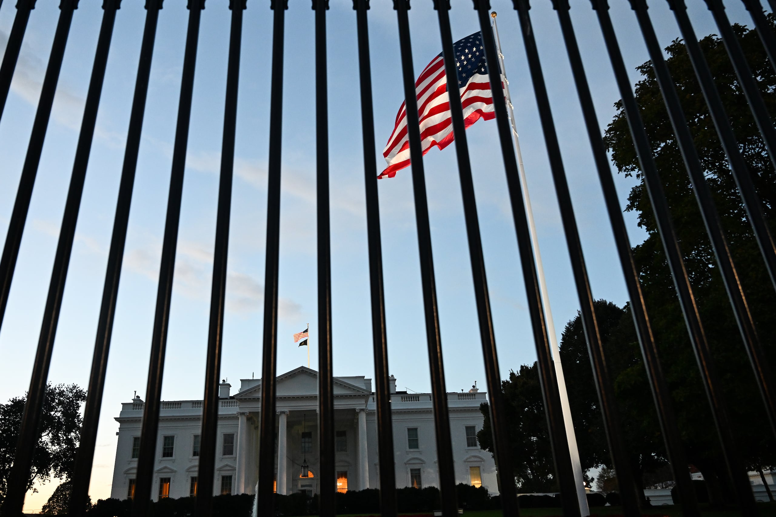Vista general este lunes, 20 de octubre, de la Casa Blanca, durante el amanecer, en Washington DC (EE.UU.). EFE/Lukas Coch