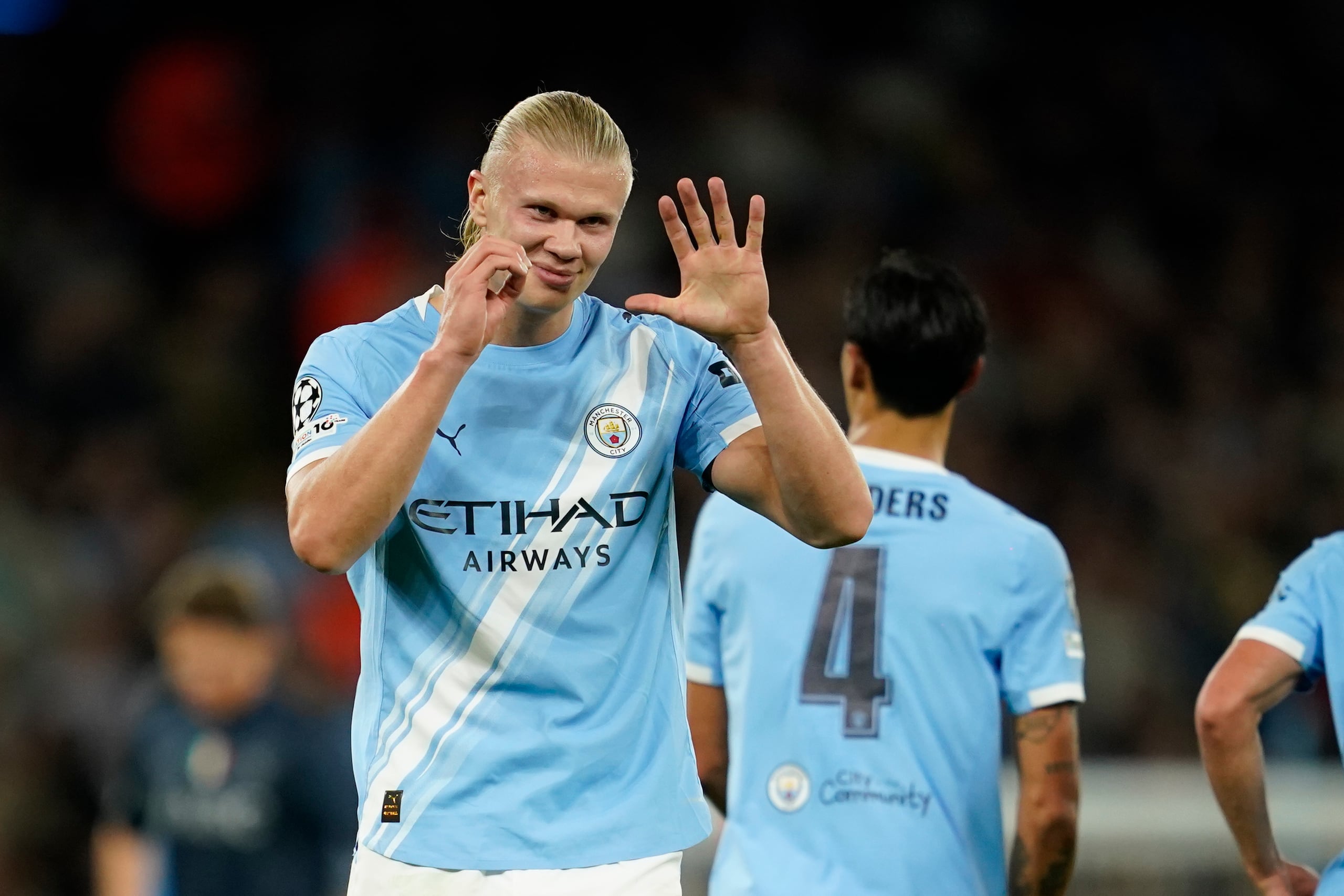 Erling Haaland, del Manchester City, celebra después de anotar el primer gol durante el partido de fútbol de la fase de apertura de la Champions.