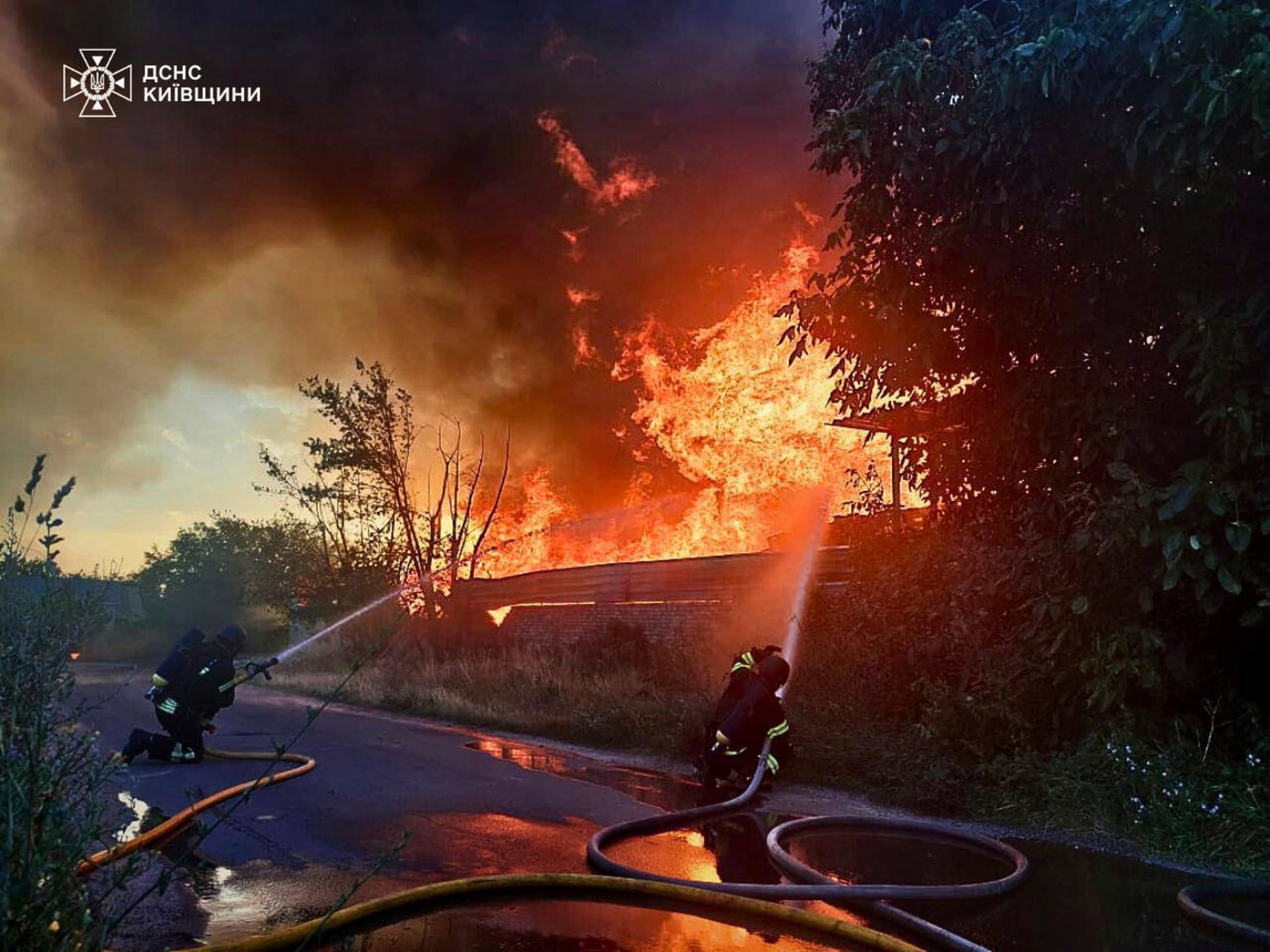 En esta foto proporcionada por el Servicio Ucraniano de Emergencias, bomberos apagan un incendio tras un ataque ruso en la región de Kiev, Ucrania, el miércoles 9 de julio de 2025. (Servicio Ucraniano de Emergencias via AP)