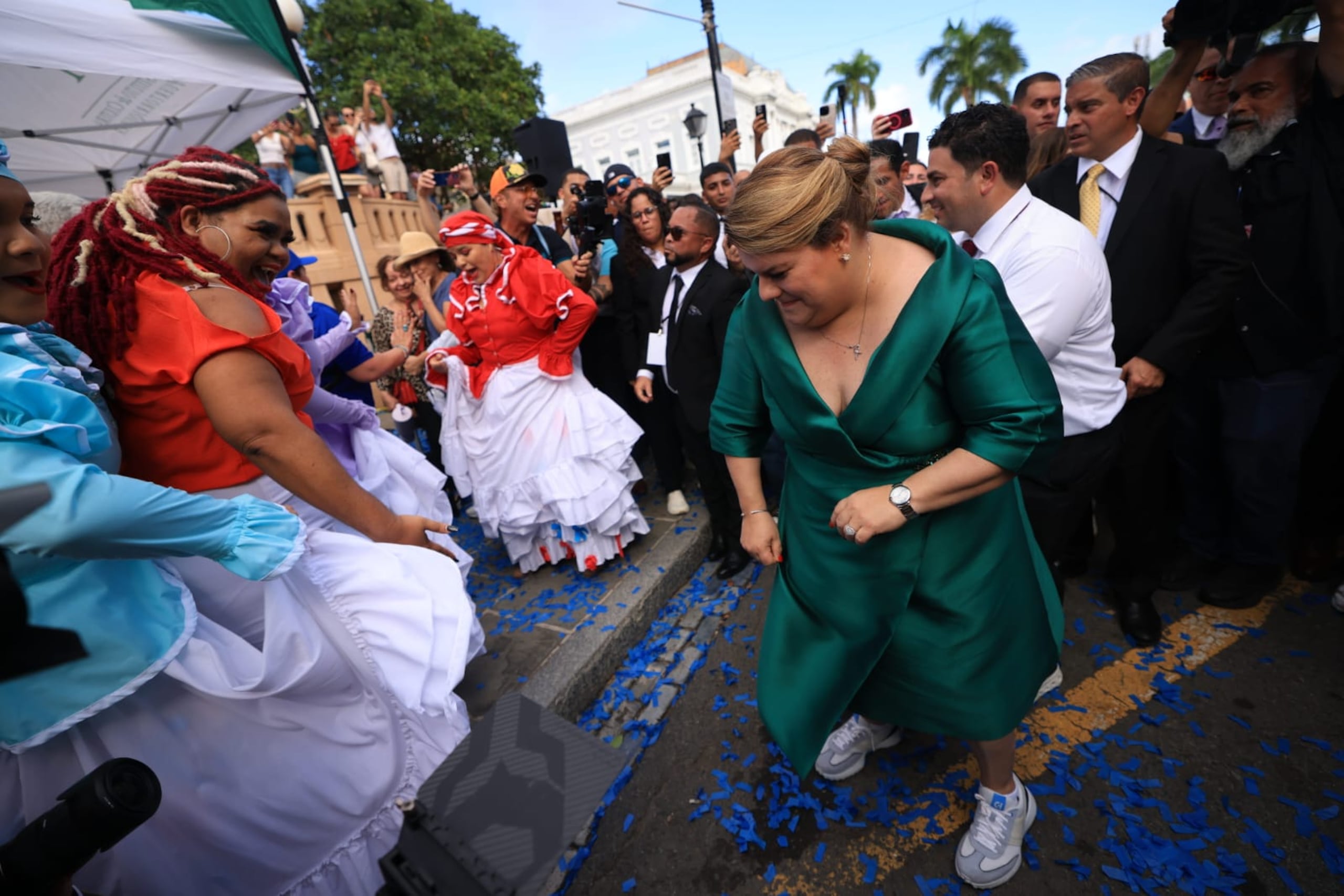 En una de las paradas que hizo la gobernador Jenniffer González Colón en su caminata del Capitolio a La Fortaleza, aprovechó para dar unos pasitos de bomba. FOTO Xavier Araújo