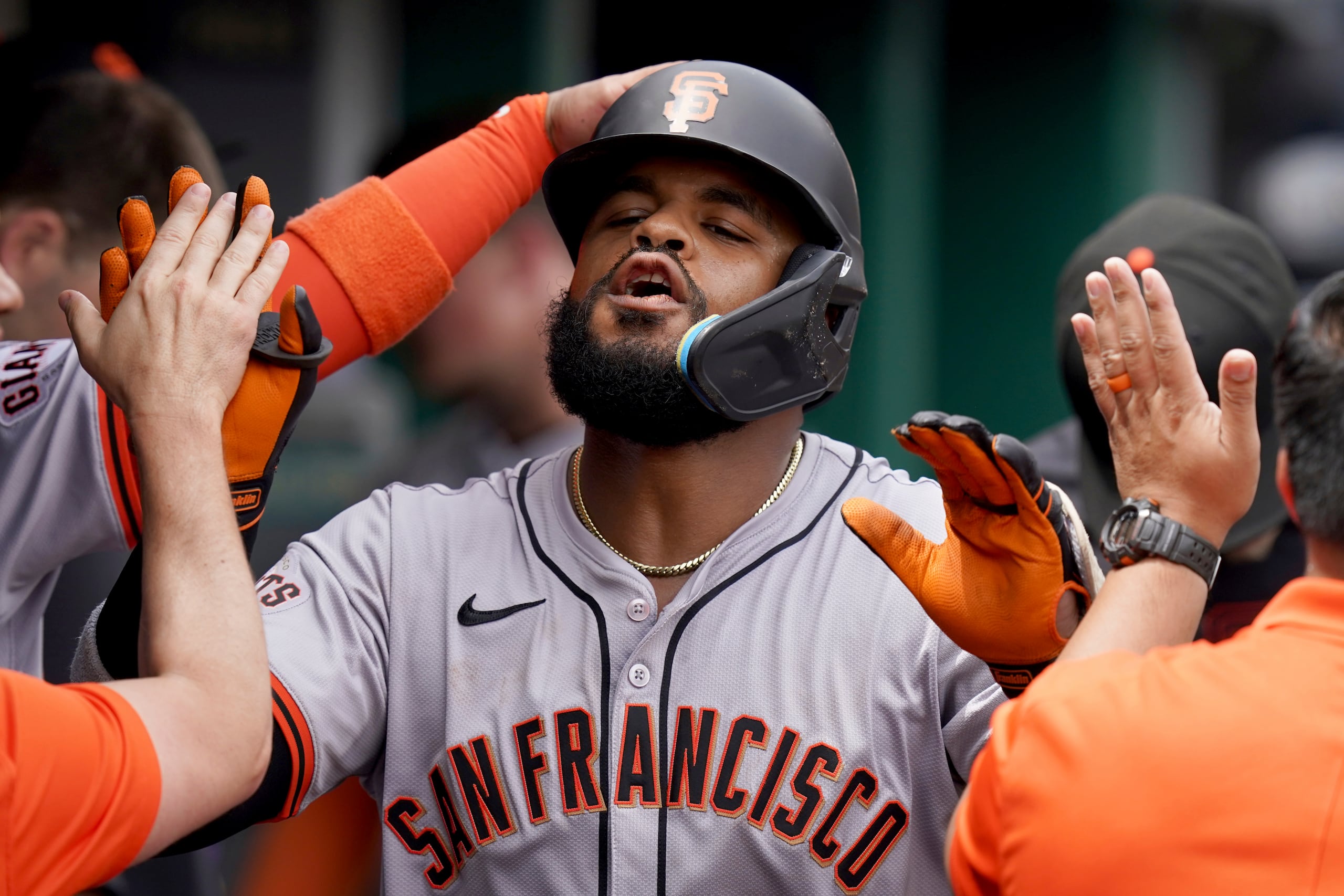 Heliot Ramos celebra tras conectar un jonrón ante los Pirates.