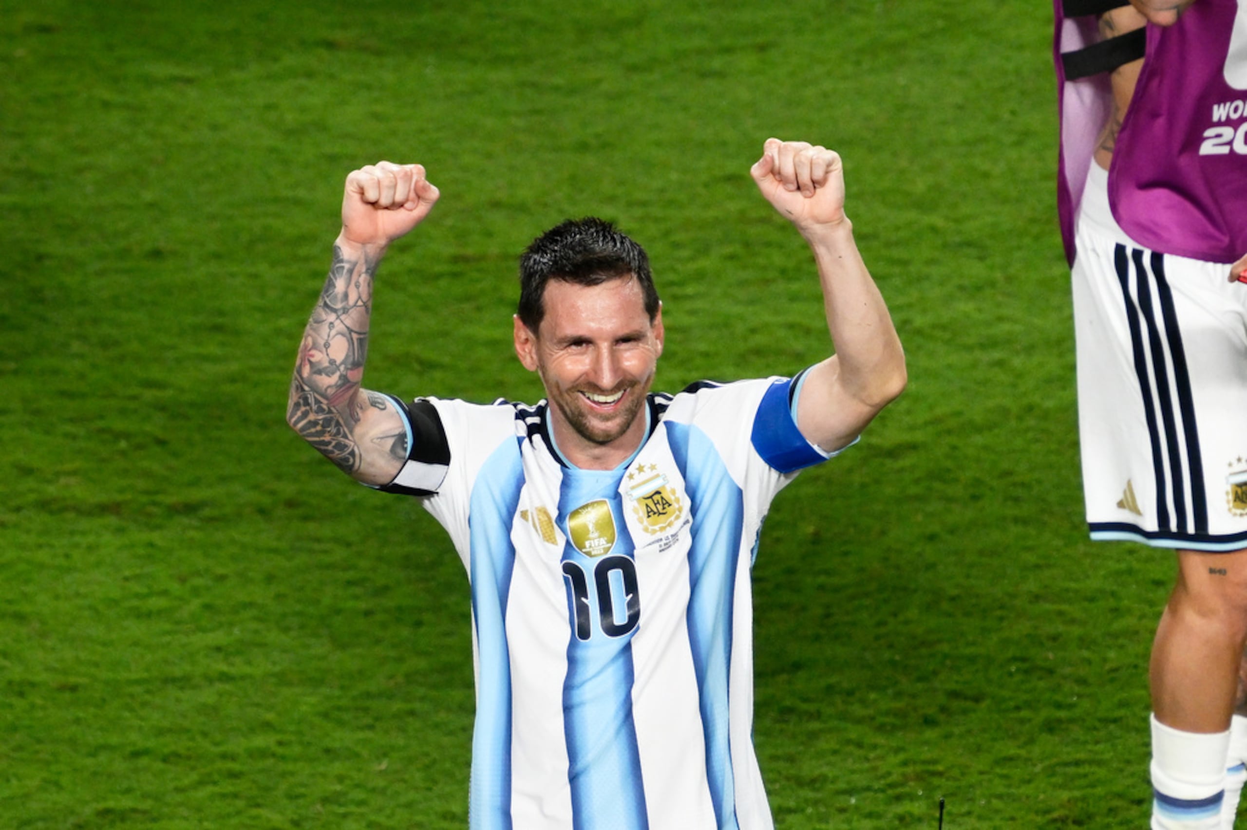 El argentino Lionel Messi (10) celebra tras derrotar a Suiza en el partido de cuartos de final de la Copa Mundial de la FIFA, disputado en Kansas City, Misuri, el sábado 11 de julio de 2026. (AP Photo/Reed Hoffmann)