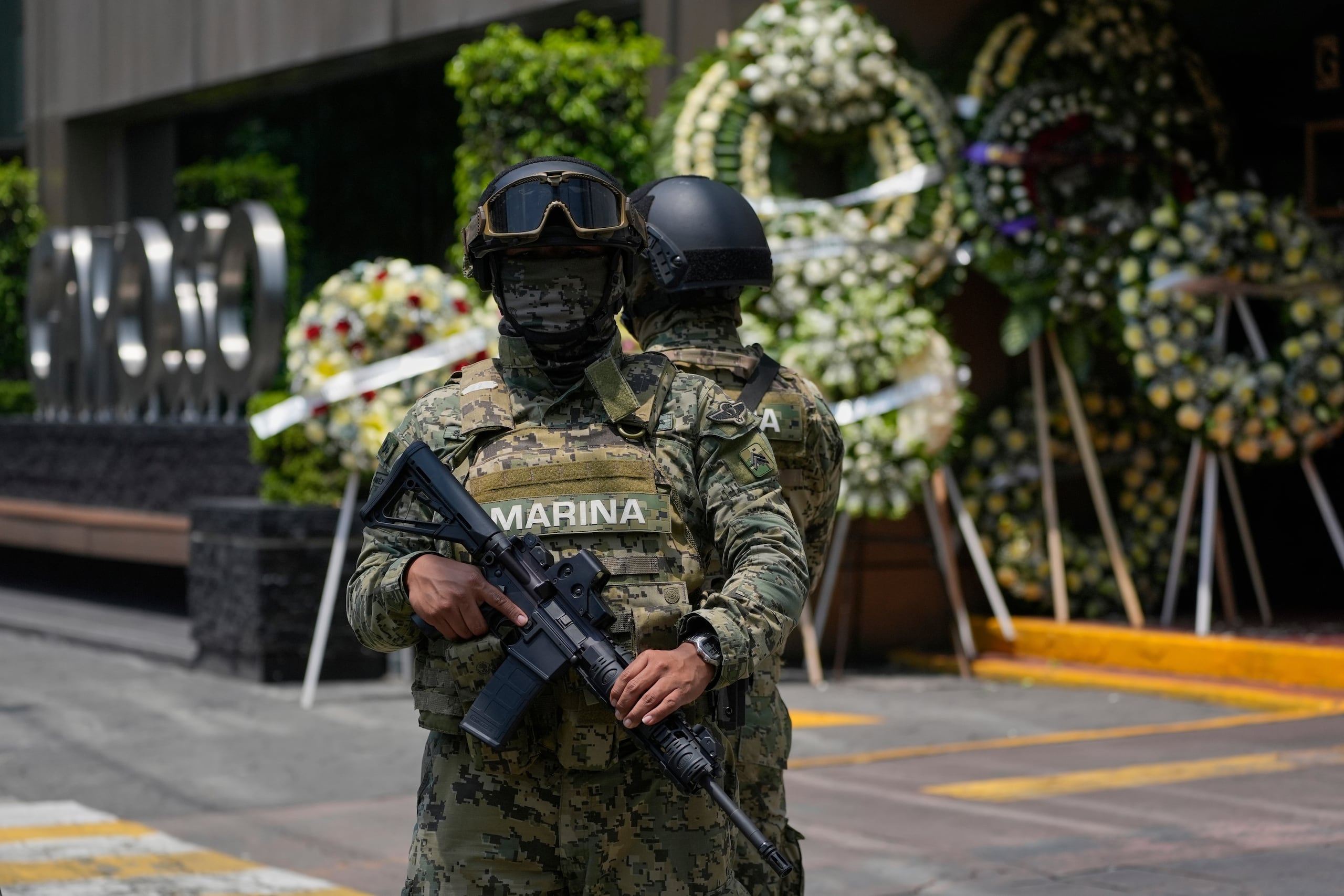 Los investigadores encontraron una motocicleta y otros dos vehículos utilizados en la huida del pistolero que mató a los dos funcionarios el martes.