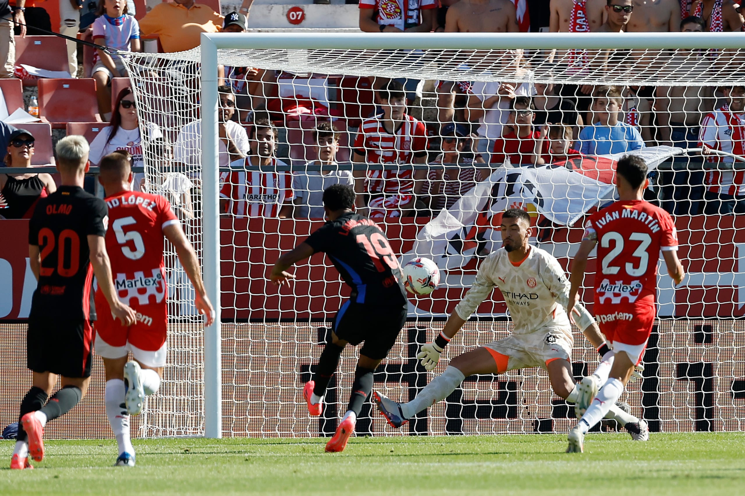 Lamine Yamal (centro) anota el primer gol del Barcelona ante Girona en la Liga española, el domingo 15 de septiembre de 2024, en Girona.
