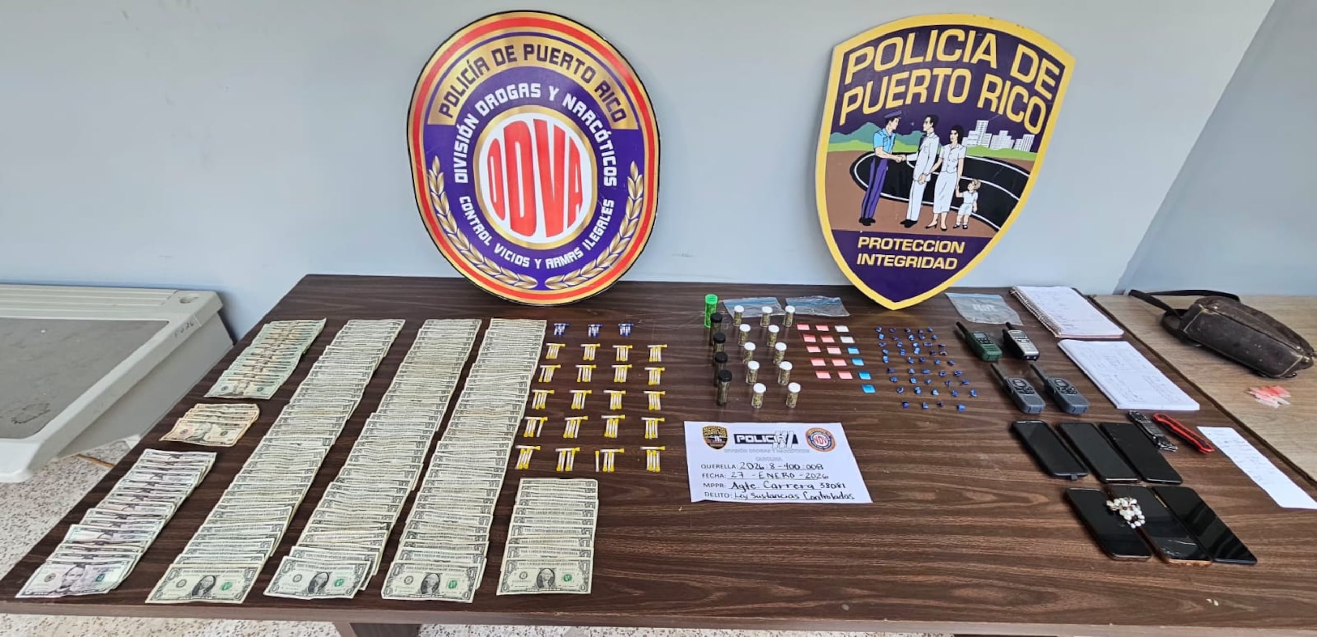 Resultados de un allanamiento en un apartamento del residencial Los Mirtos en Carolina, donde arrestaron a cuatro adultos.