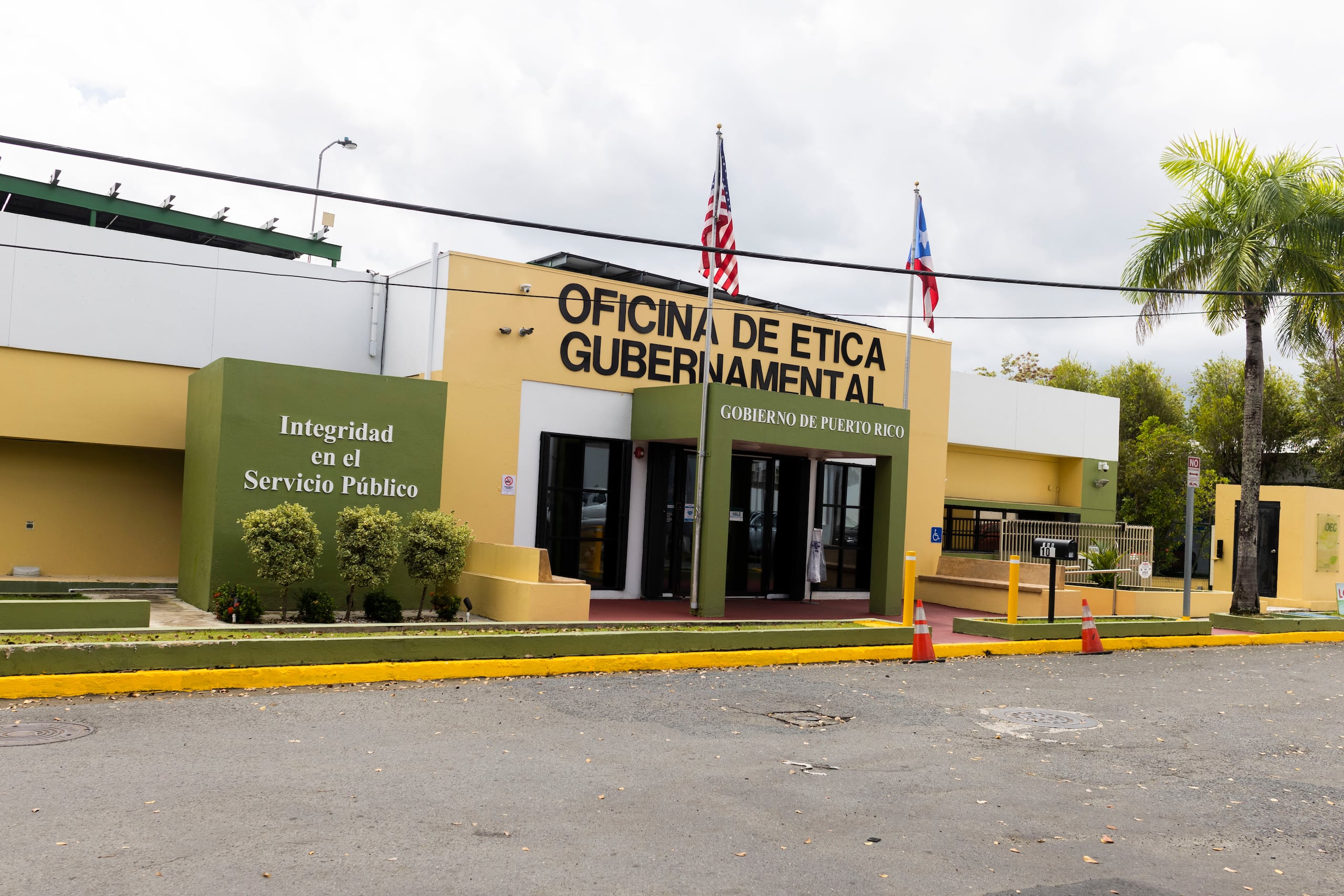 El director ejecutivo de la OEG, Luis A. Pérez Vargas, explicó que el planteamiento sobre el vehículo oficial fue evaluado por el Área de Investigaciones y Procesamiento Administrativo (AIPA) conforme a los procedimientos internos luego de recibirse una solicitud de investigación el 19 de mayo de 2026.