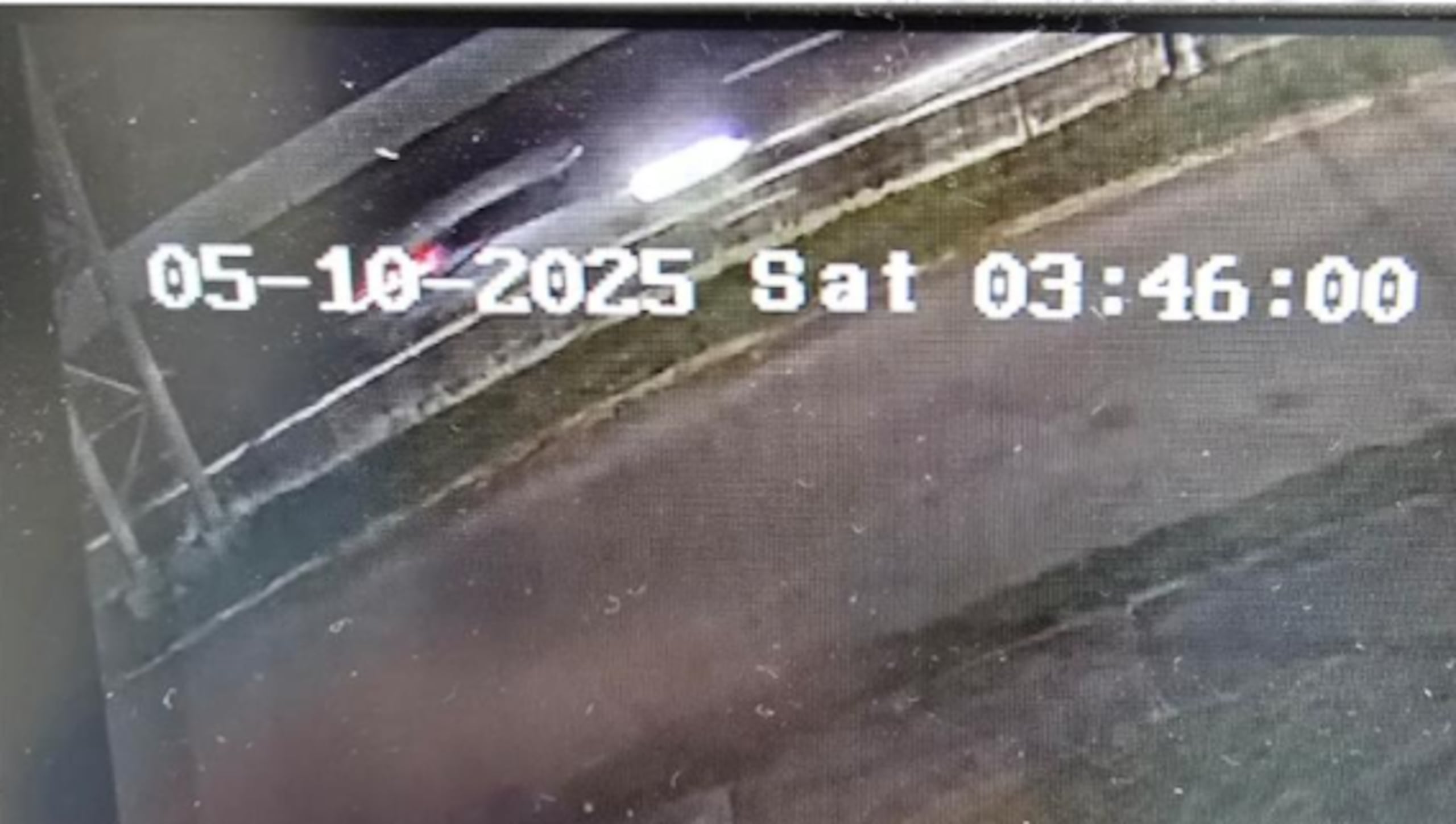 SUV blanca buscada por la Policía en caso hit and run.