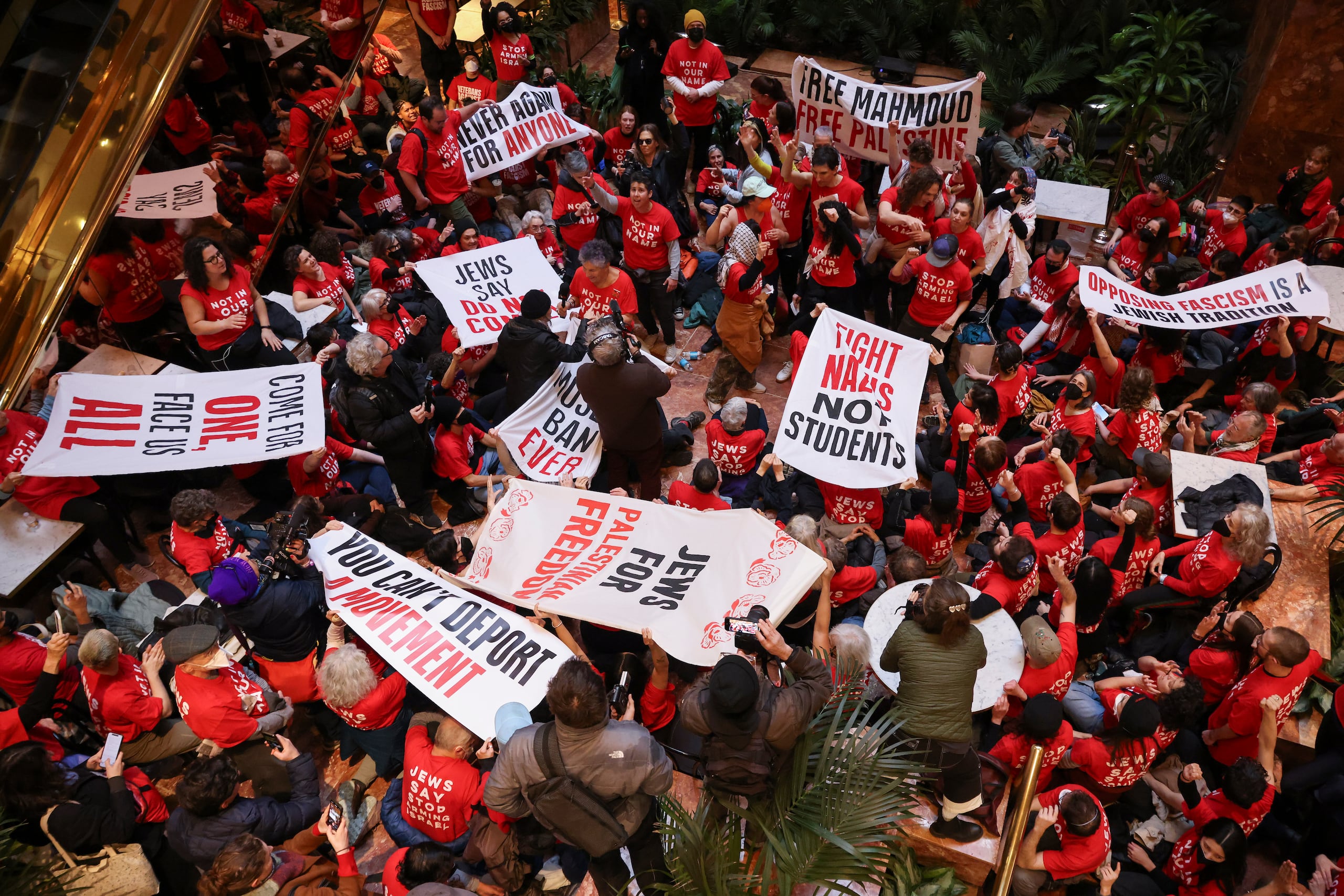 La Torre de Trump a menudo atrae manifestaciones, tanto en contra como a favor de su homónimo, aunque las protestas en su interior son menos comunes.