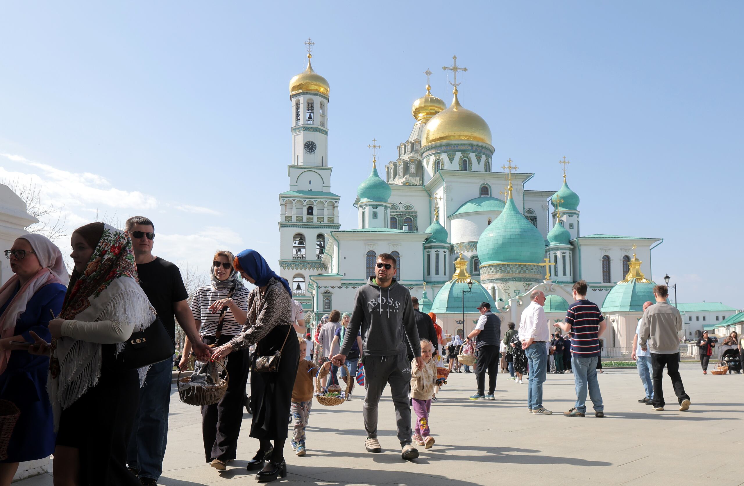 Rusos ortodoxos visitan el Monasterio Nuevo Jerusalén en Istra, en la región de Moscú, durante la víspera de la Pascua ortodoxa. (EFE/EPA/Maxim Shipenkov)