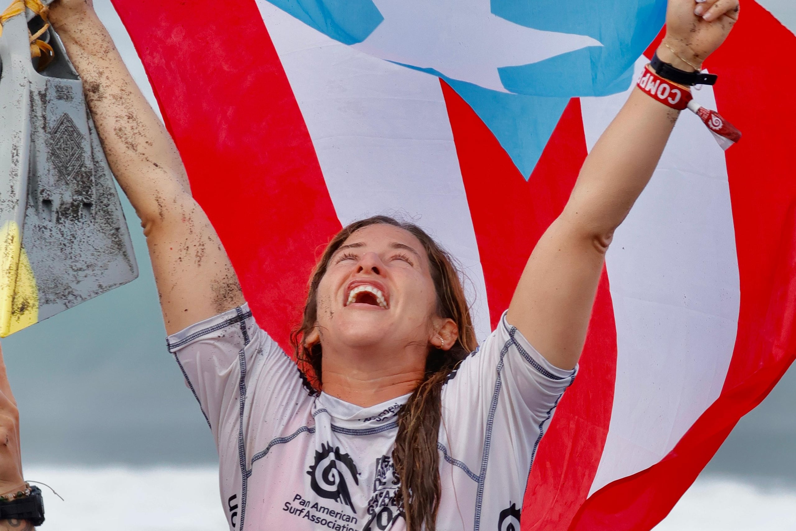 Luz Grande celebra su triunfo con la Monoestrellada en mano.