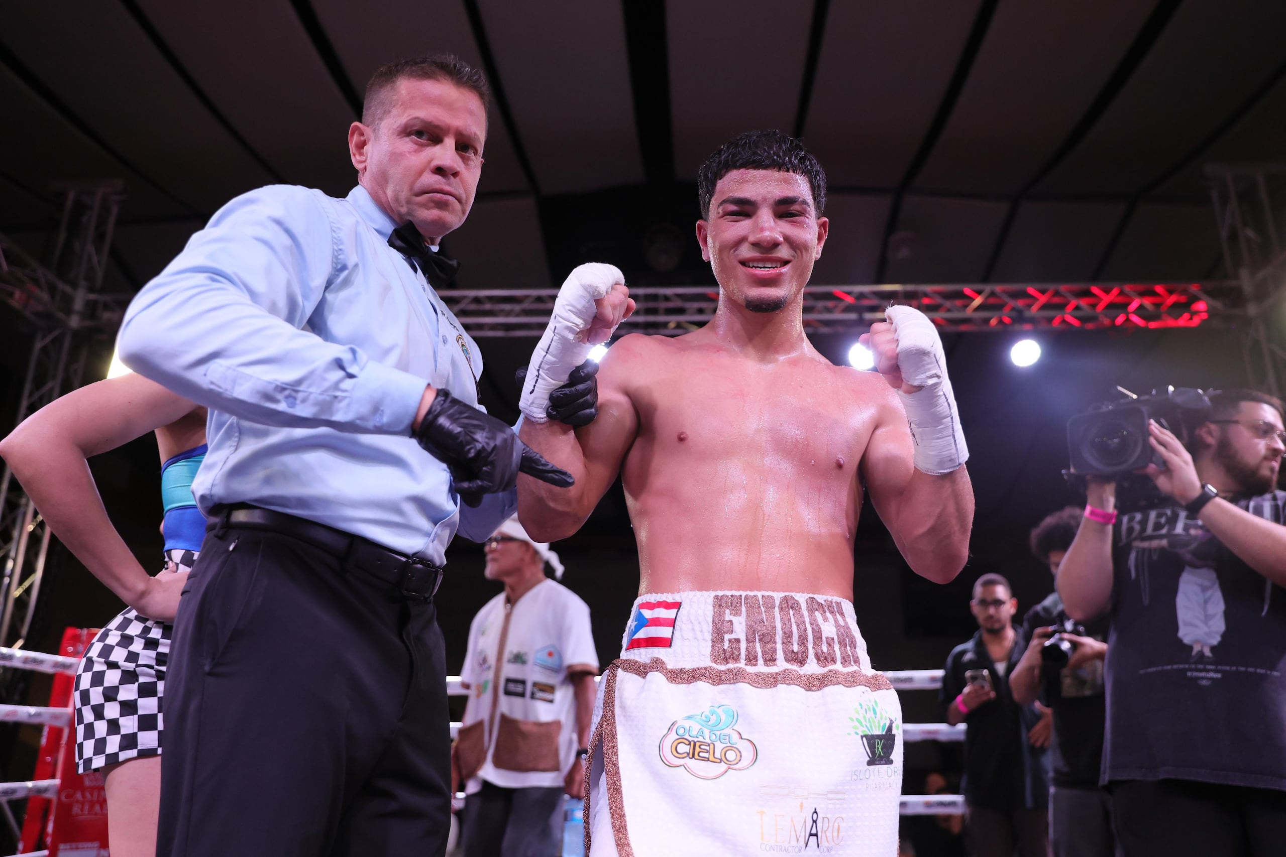 Ryan Enoch Rodríguez celebra su triunfo sobre Miza Jiménez.