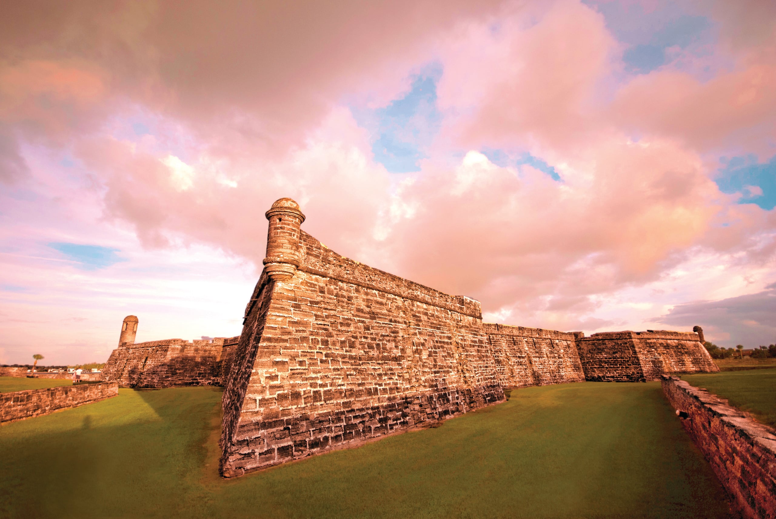 San Agustín fue fundada en 1565 por el español Pedro Menéndez de Avilés, por lo cual radica la importancia en su rica historia hispana y latinoamericana.