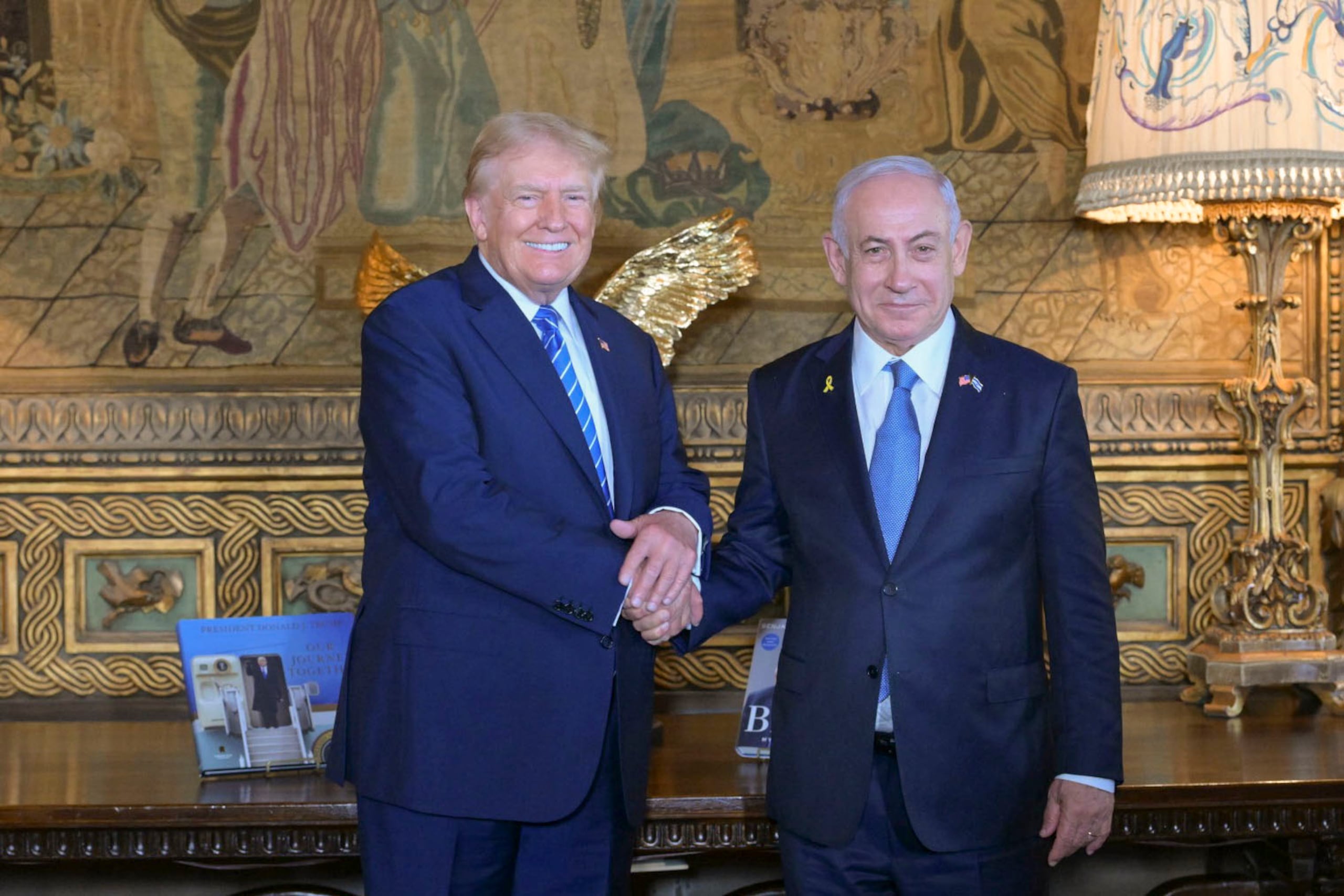El candidato presidencial republicano Donald Trump ha recibido este viernes en su casa vacacional de Mar-a-Lago, en Florida, al primer ministro de Israel, Benjamin Netanyahu (d), un día después de que el líder israelí se reuniera por separado con el presidente de Estados Unidos, Joe Biden, y la vicepresidenta, Kamala Harris, en la Casa Blanca. (EFE/Oficina del primer ministro de Israel)