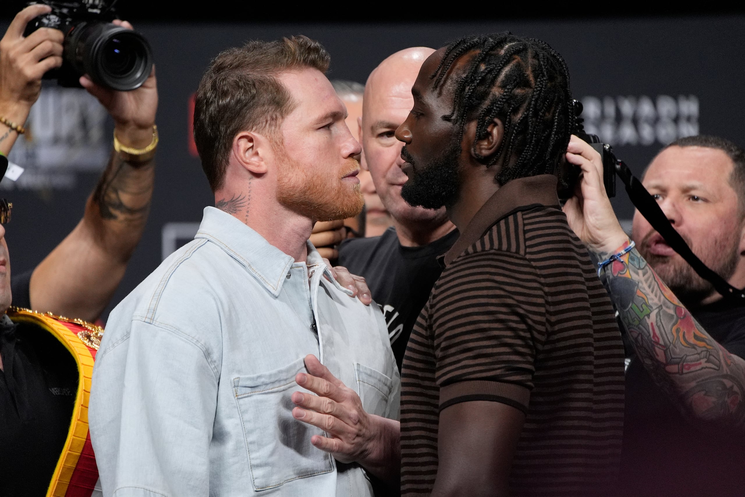 El mexicano Saúl "Canelo" Álvarez y el estadounidense Terence Crawford se encaran durante una conferencia de prensa el viernes 27 de junio de 2025, en Las Vegas.