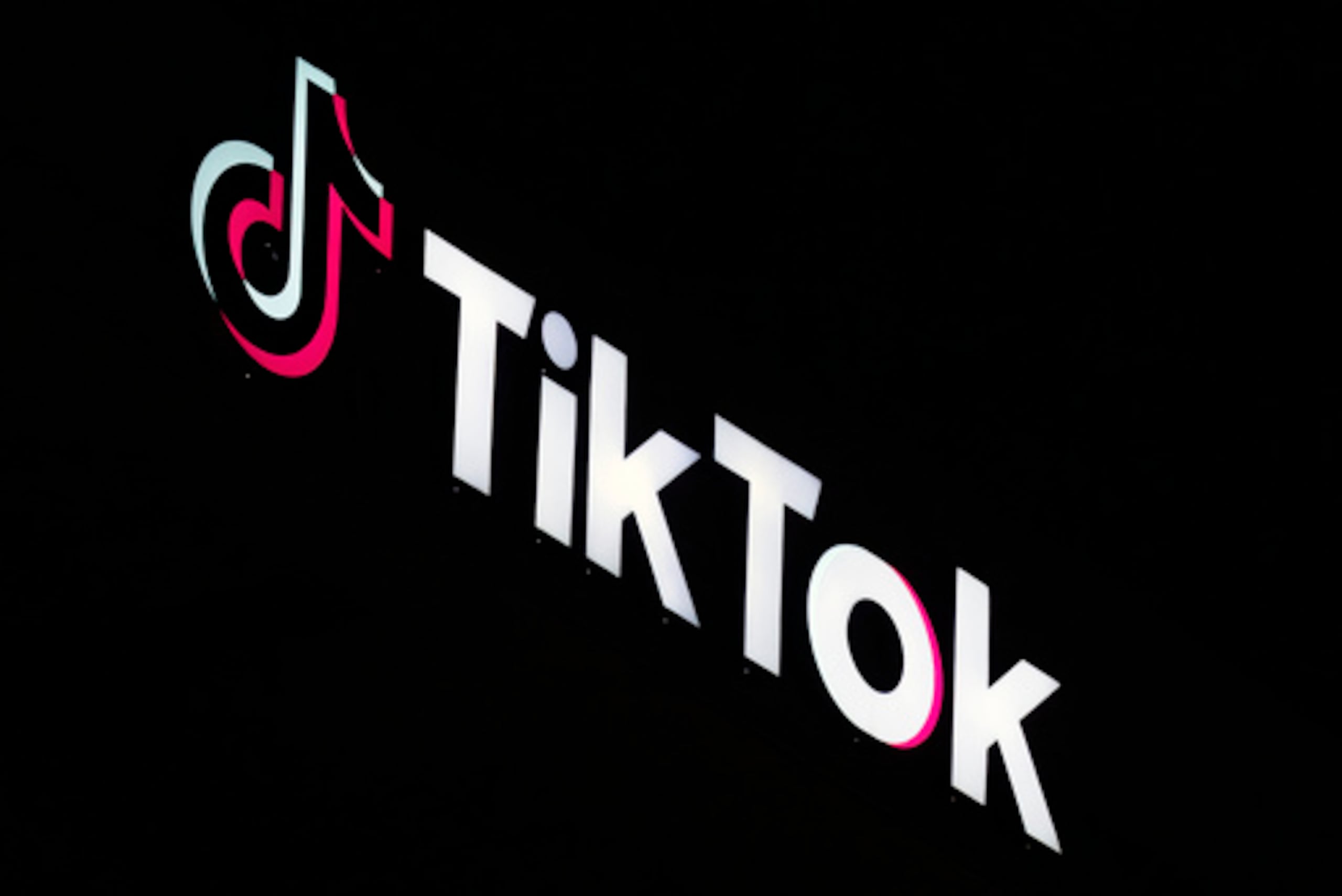El logo de TikTok brilla en la sede de la empresa en California. La plataforma ha ganado popularidad en Puerto Rico.