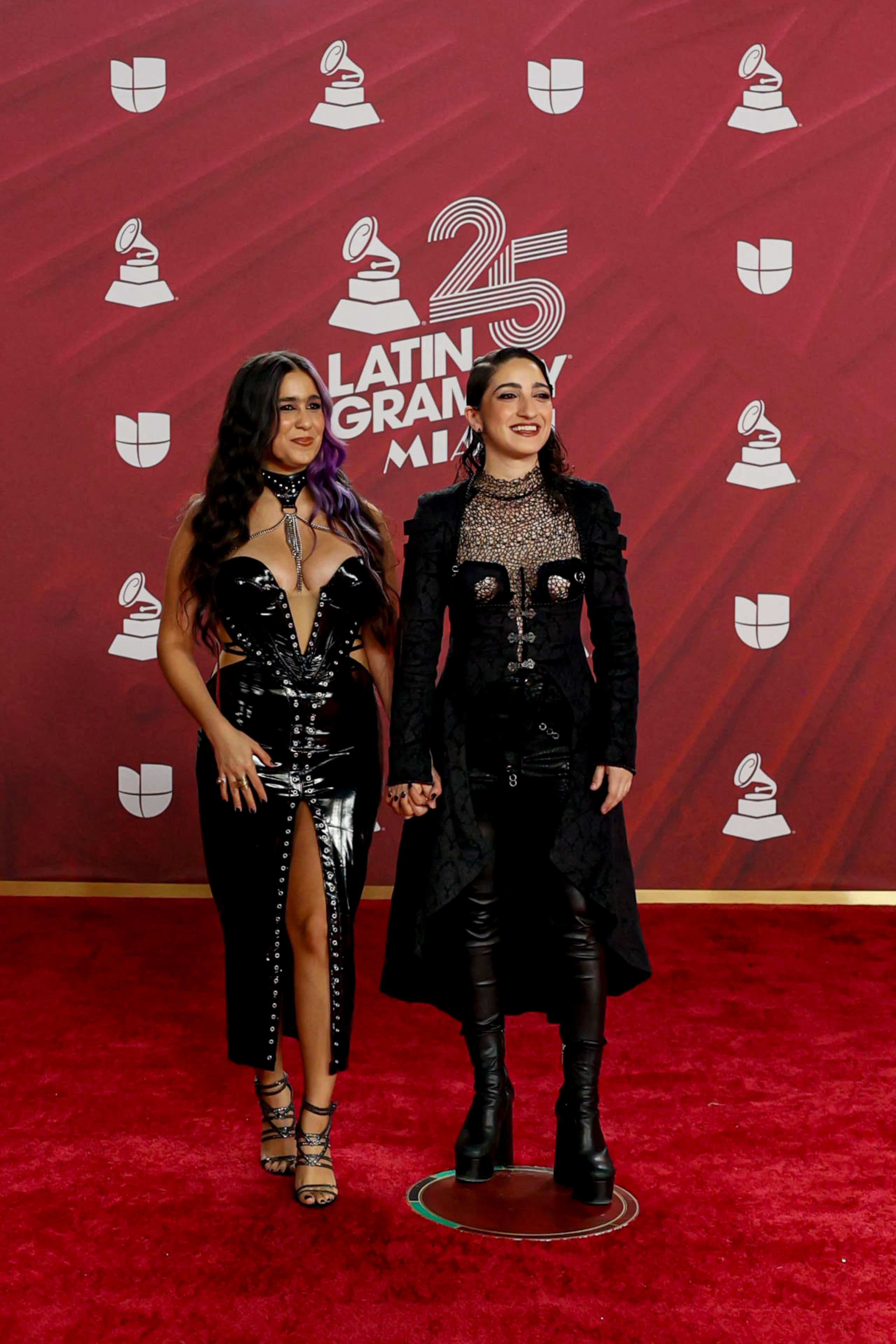 USA8973. MIAMI (FL, EEUU), 15/11/2024.- La cantante Emily Estefan (d) y su pareja Gemeny Hernández (i) posan en la alfombra roja de la 25 entrega anual de los Premios Latin Grammy celebrados este jueves en el Kaseya Center de Miami, Florida. EFE/Eva Marie Uzcátegui