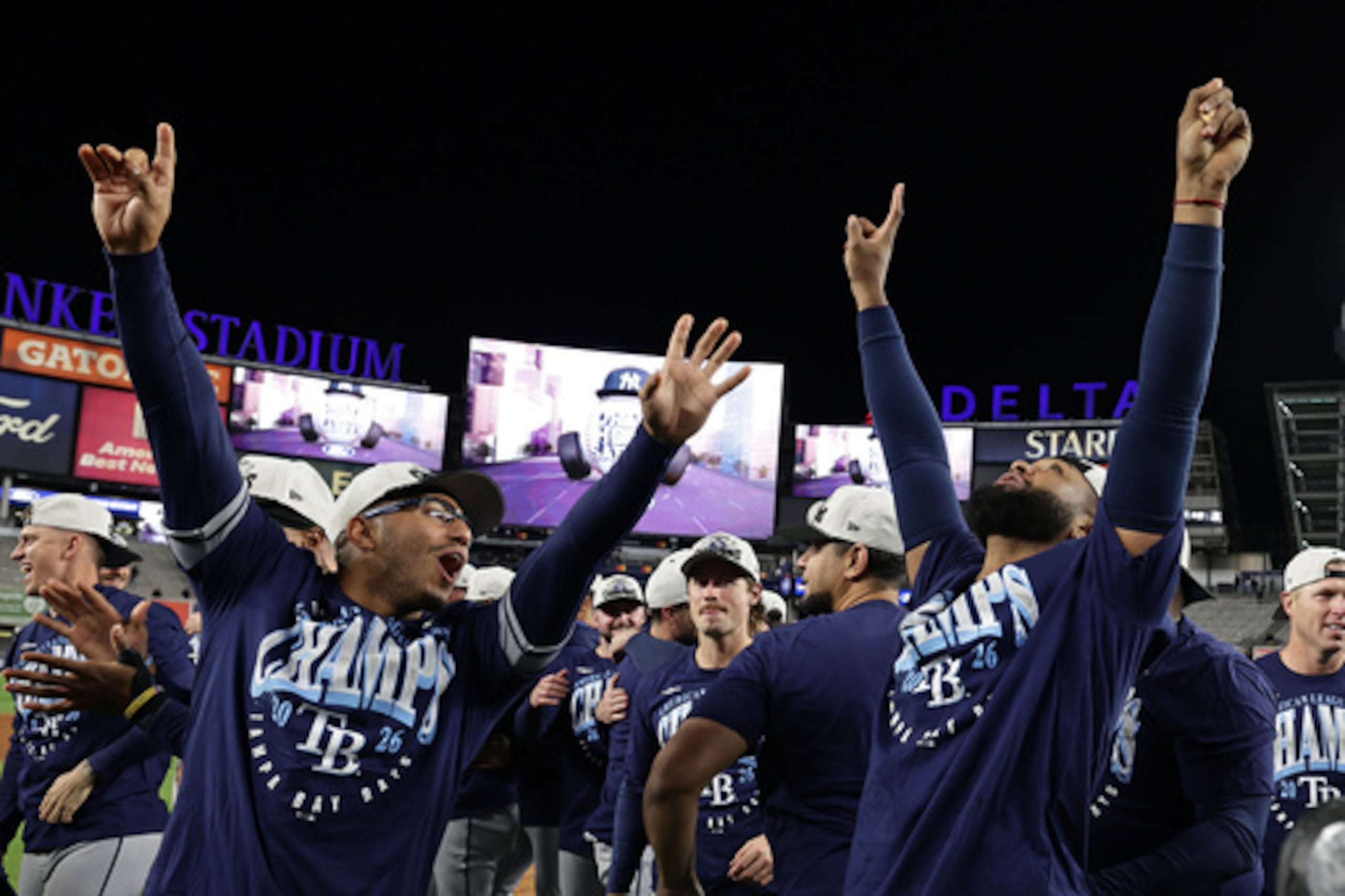 El tercera base de los Tampa Bay Rays, Junior Caminero (a la derecha), celebra la victoria de los Rays sobre los New York Yankees en el segundo partido de una doble jornada de béisbol celebrada el martes 22 de septiembre de 2026 en Nueva York. (Foto AP/Adam Hunger)