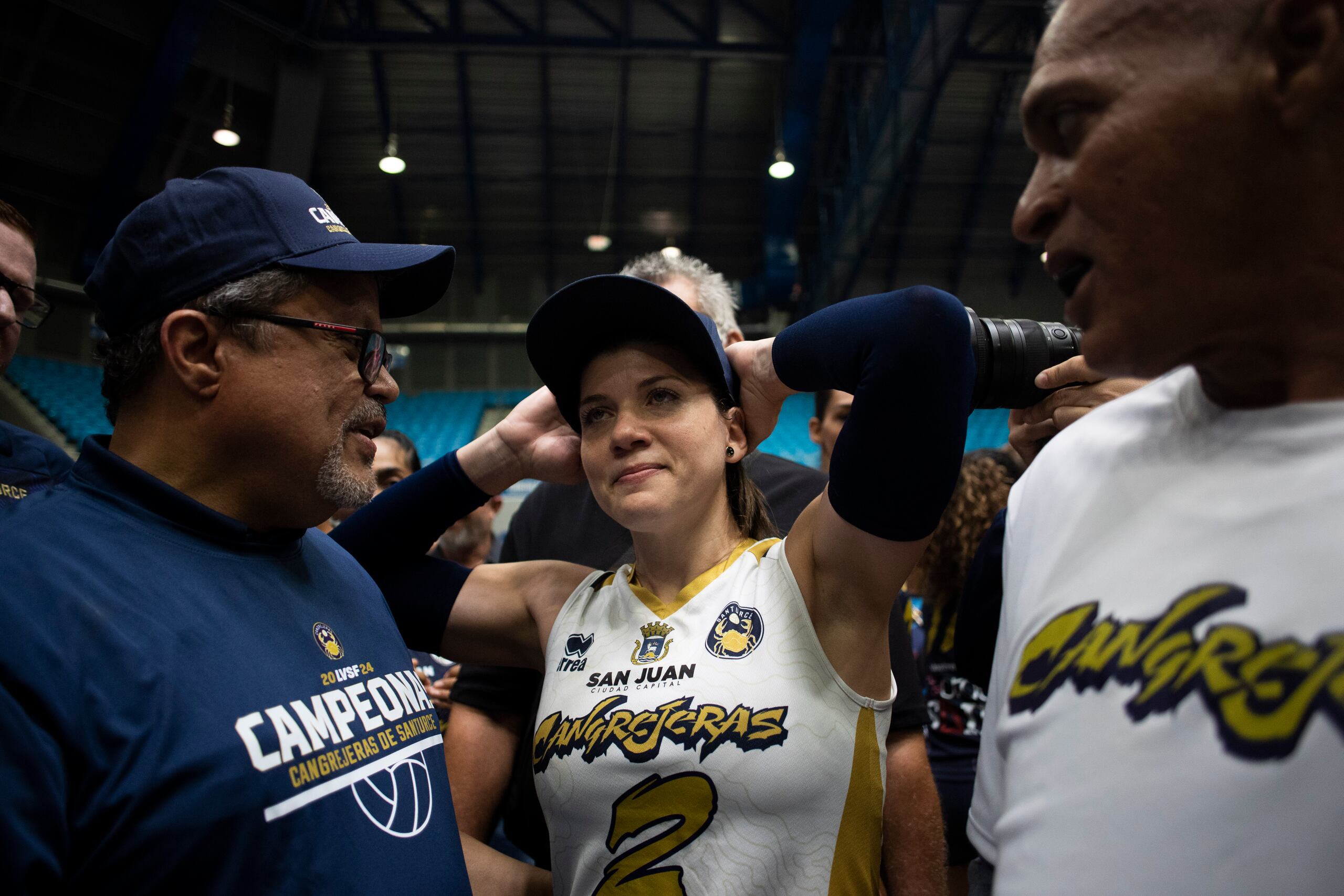 Debora Seilhamer durante la celebración de las Cangrejeras de Santurce, tras capturar el campeonato 2024 de la Liga de Voleibol Superior Femenino (LVSF). A la izquierda, el apoderado Marcos Martínez.