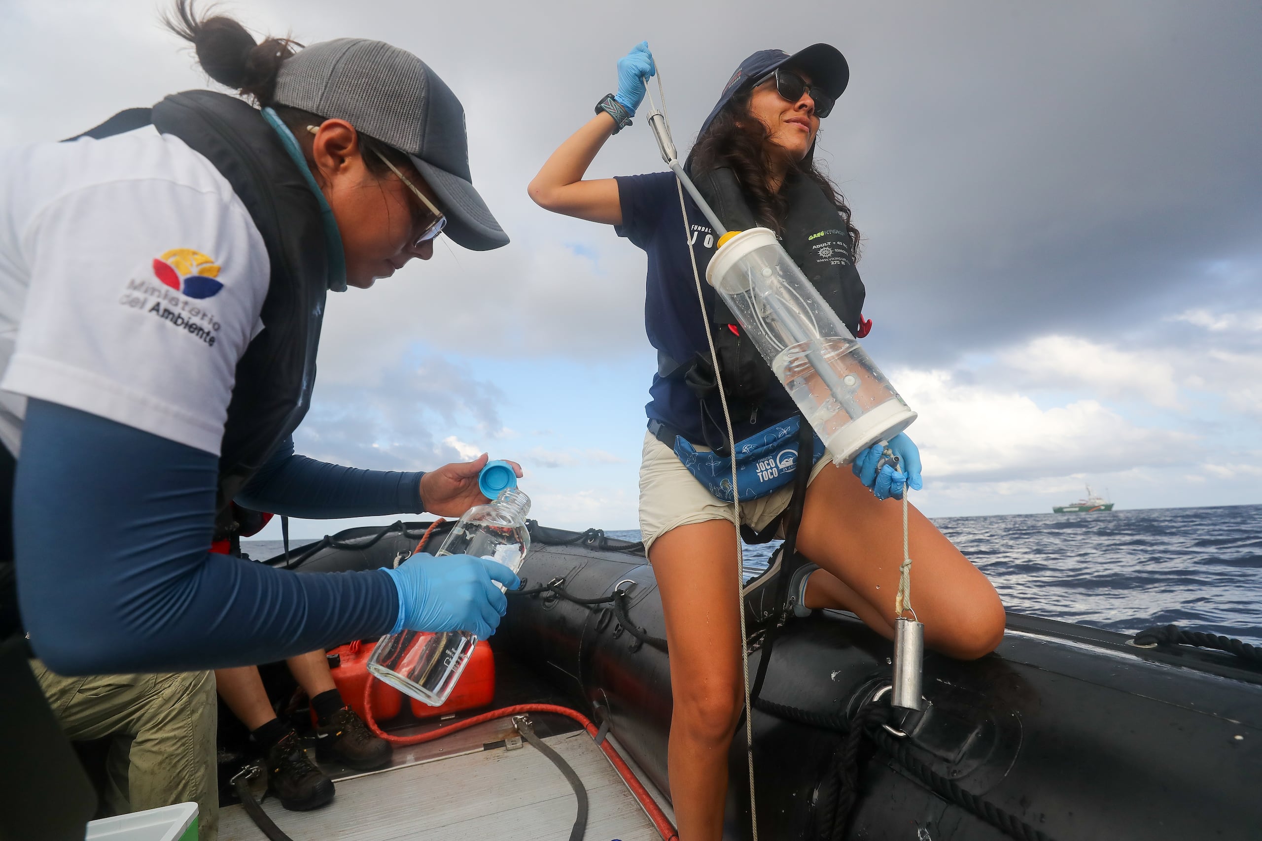 La investigadora ecuatoriana Paola Sangolquí, de la Fundación Jocotoco, recolecta agua en Galápagos para ser estudiada.