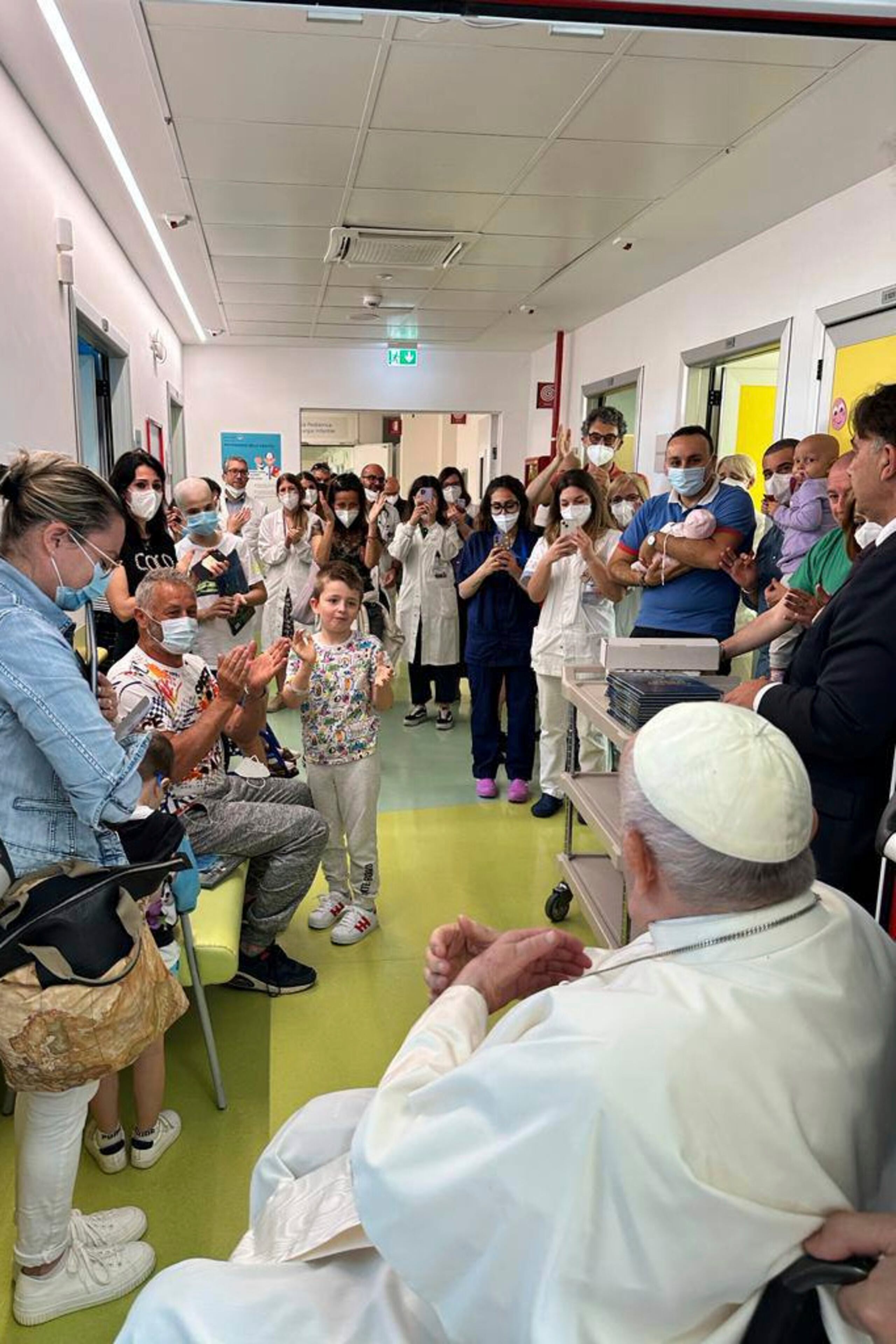 En esta imagen distribuida por los medios del Vaticano, el papa Francisco visita el área de oncología pediátrica del Hospital Policlínico Universitario Agostino Gemelli en Roma el 15 de junio de 2023.