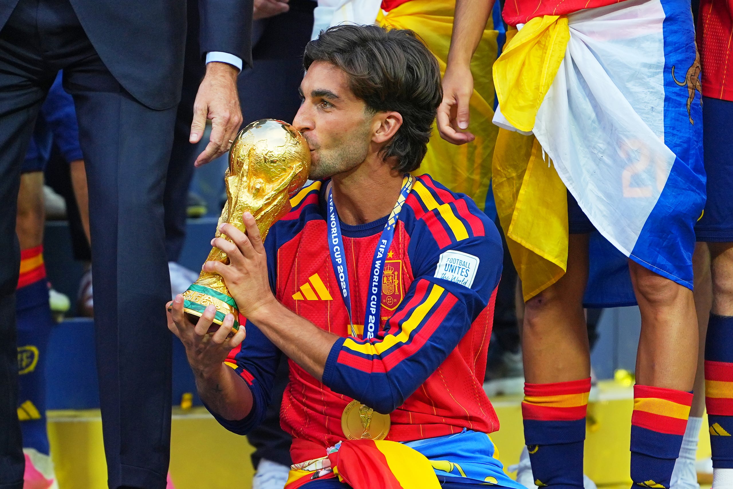 Ferran Torres, autor del único gol del partido, besa la Copa del Mundo.