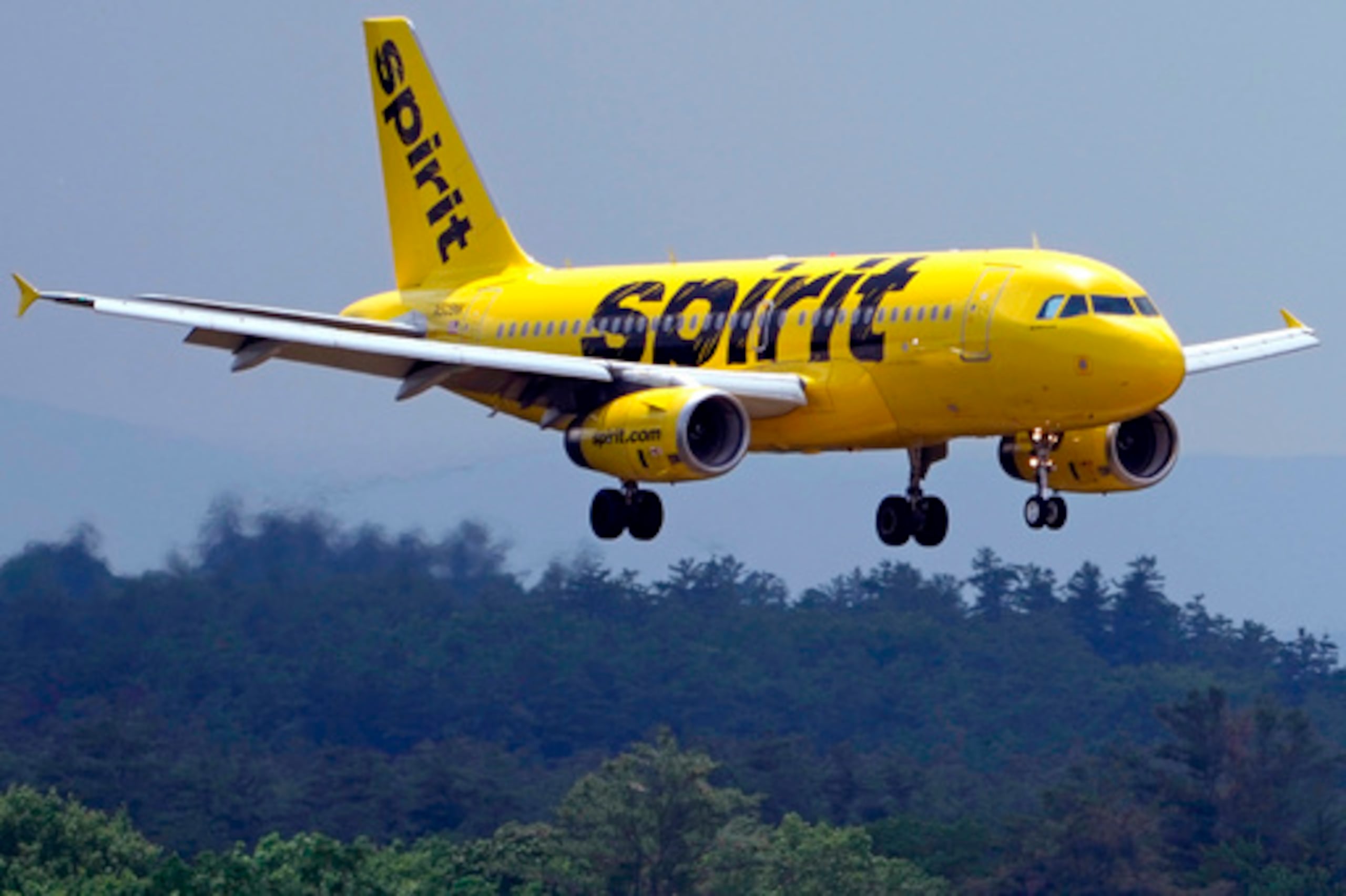 ARCHIVO - Un Airbus 319 de Spirit Airlines se aproxima al Aeropuerto Regional Manchester Boston para aterrizar, el 2 de junio de 2023, en Manchester, N.H. (AP Photo/Charles Krupa, File)