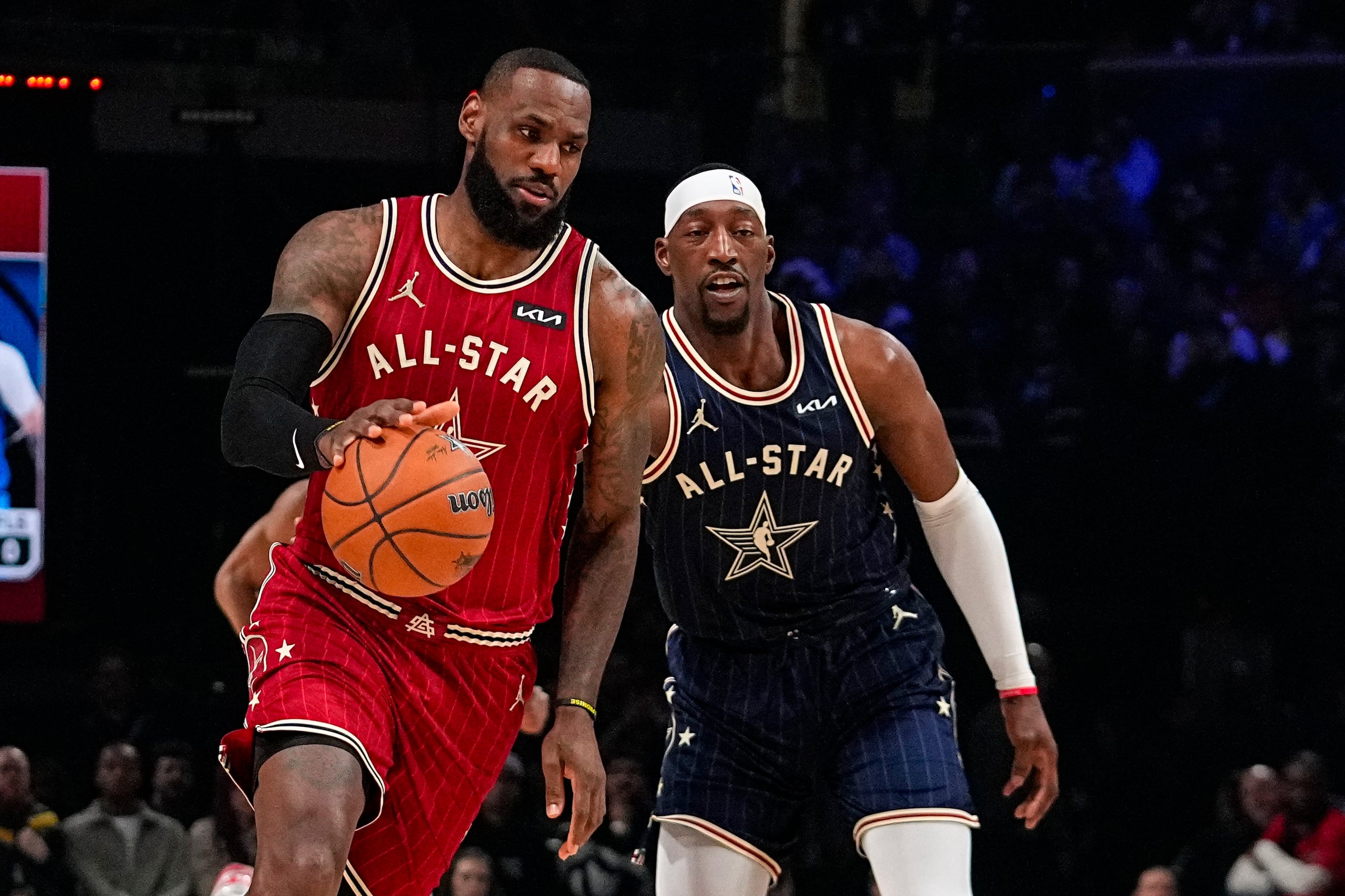 LeBron James (23), avanza ante Bam Adebayo durante la primera mitad del Juego de Estrellas de la NBA en Indianápolis, el domingo 18 de febrero de 2024.