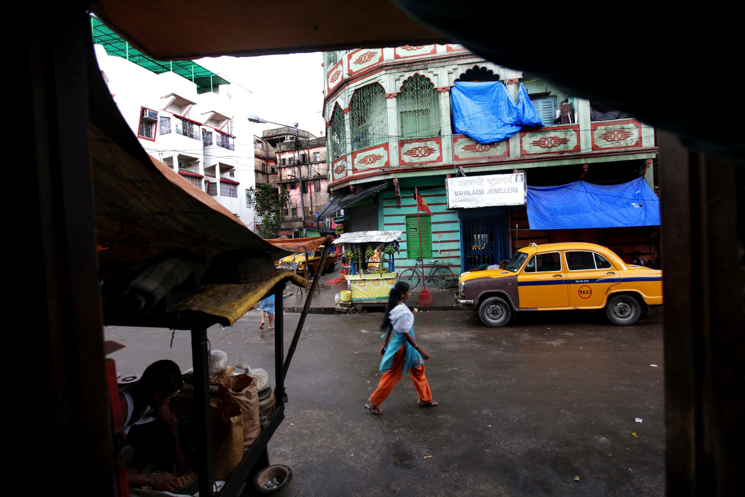 Fotografía de archivo, tomada el 09/07/2012, que muestra a una mujer caminando por una calle de Calcuta, en India. EPA/PIYAL ADHIKARY
