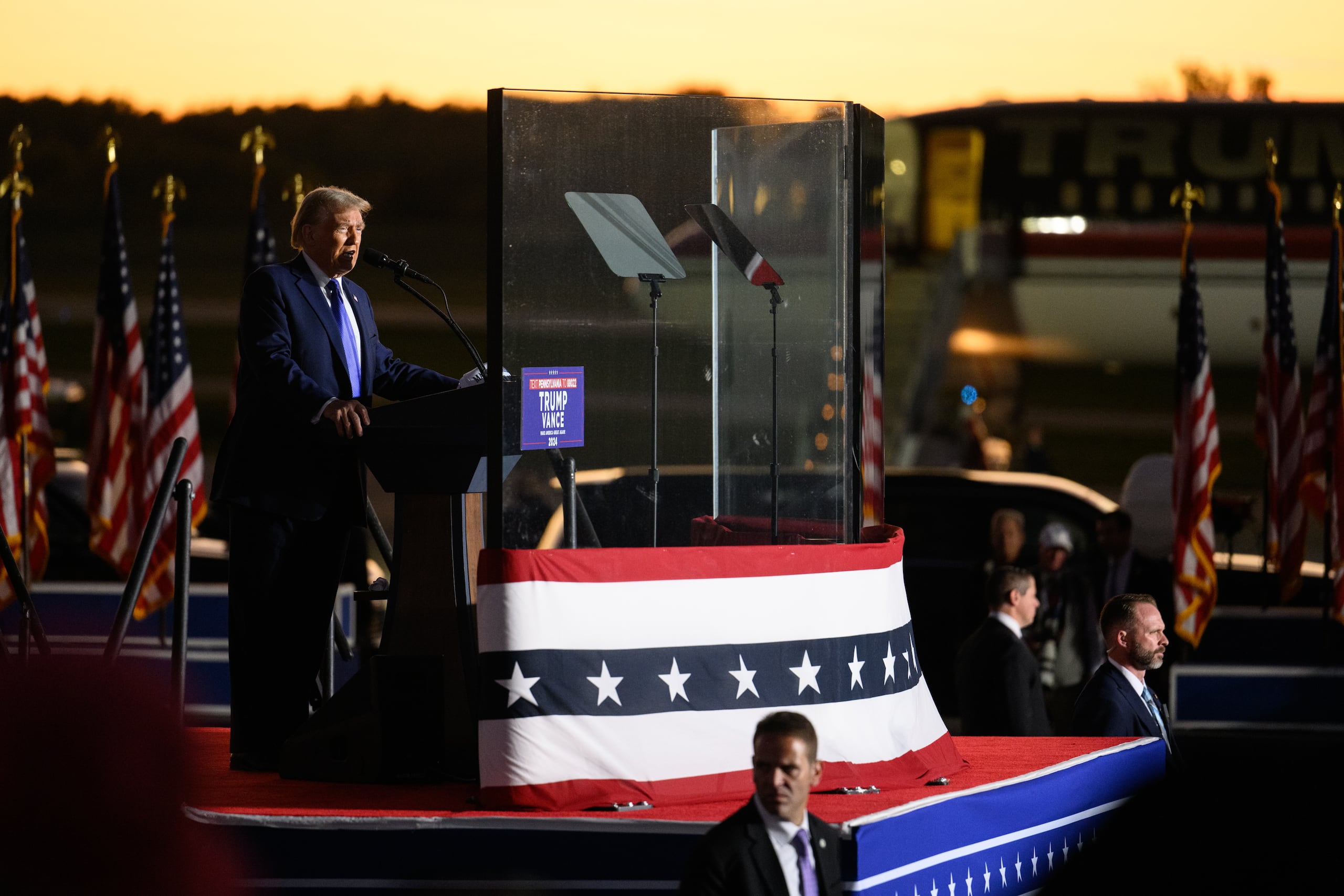 El expresidente estadounidense Donald Trump realiza un mitin de campaña en el Aeropuerto Regional Arnold Palmer en Latrobe, Pensilvania, el 19 de octubre de 2024. (EFE/JUSTIN MERRIMAN)