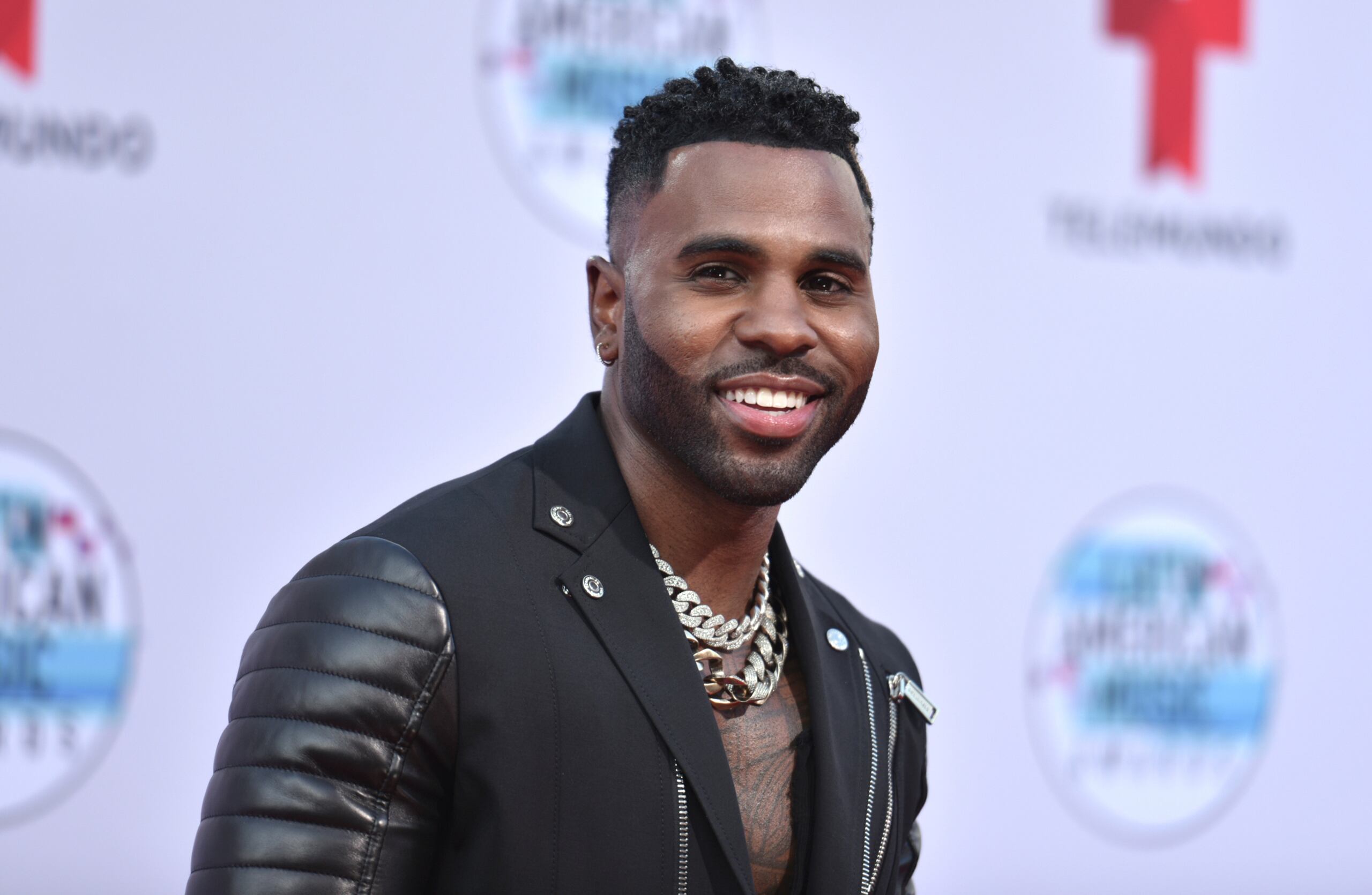 Totalmente de negro, el cantante Jason Derulo desfiló para minutos después abrir el "show" de los Latin AMAs junto con Farruko. (AP)