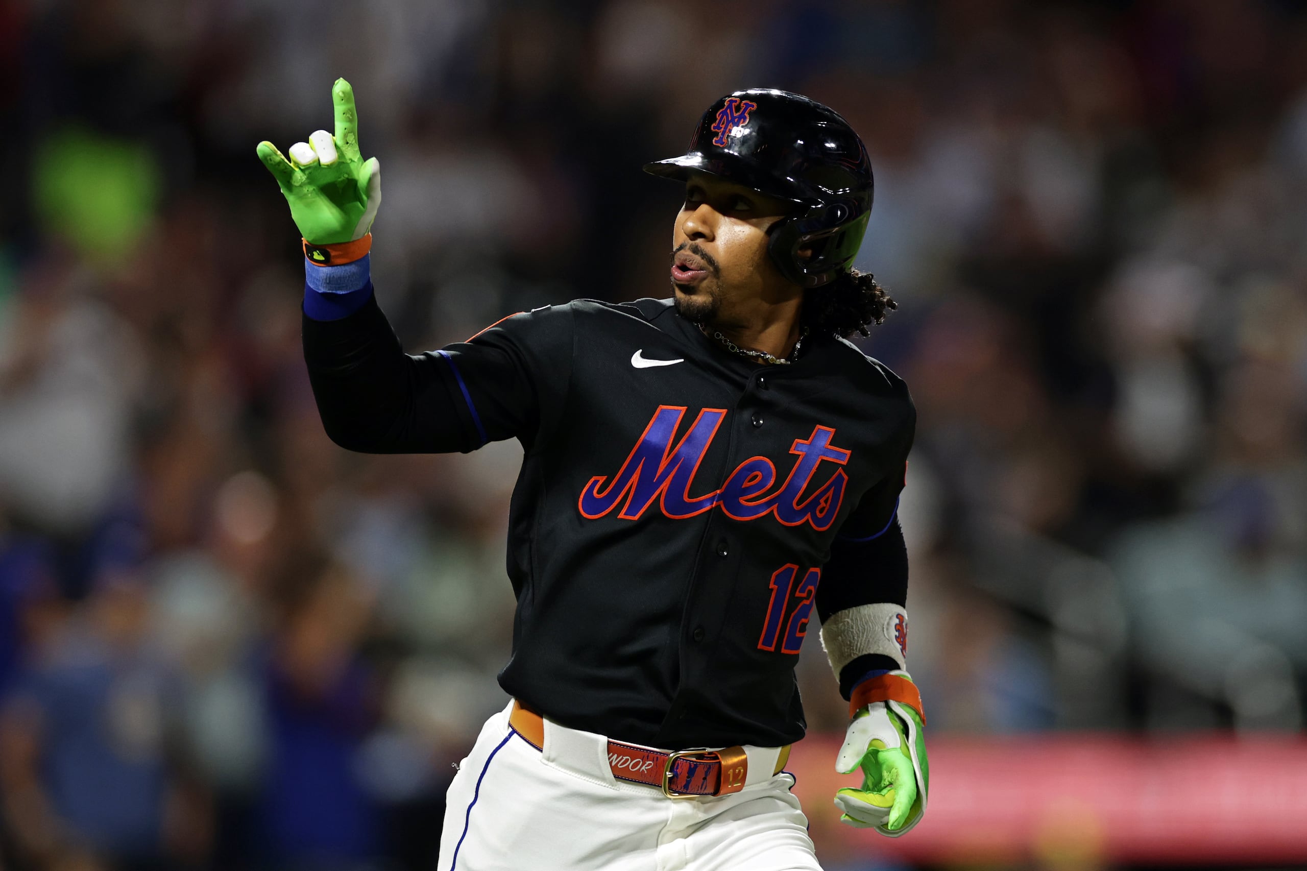 El puertorriqueño Francisco Lindor, de los Mets de Nueva York, festeja luego de aportar un jonrón.