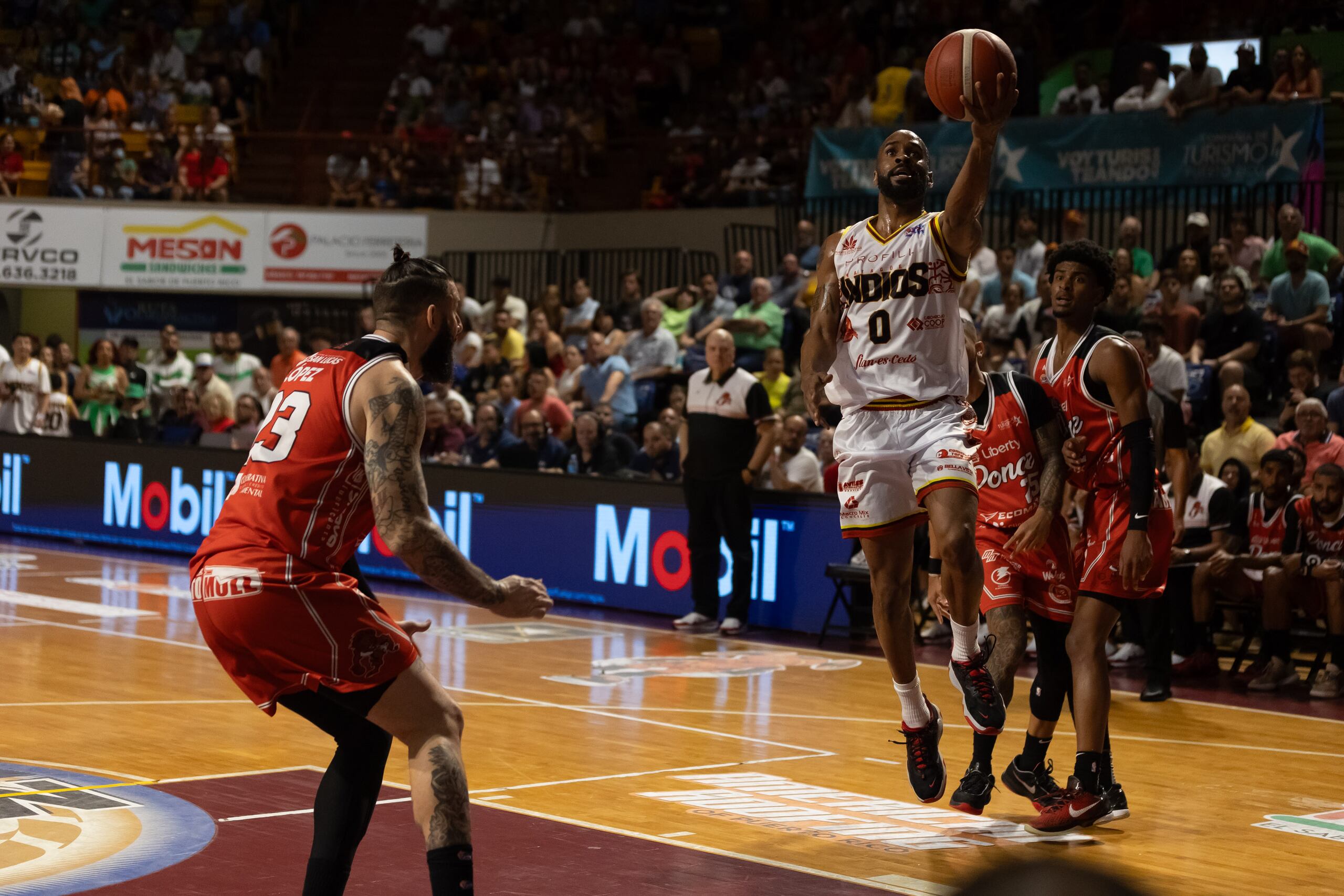 En la foto, Kyle Vinales de los Indios de Mayagüez.