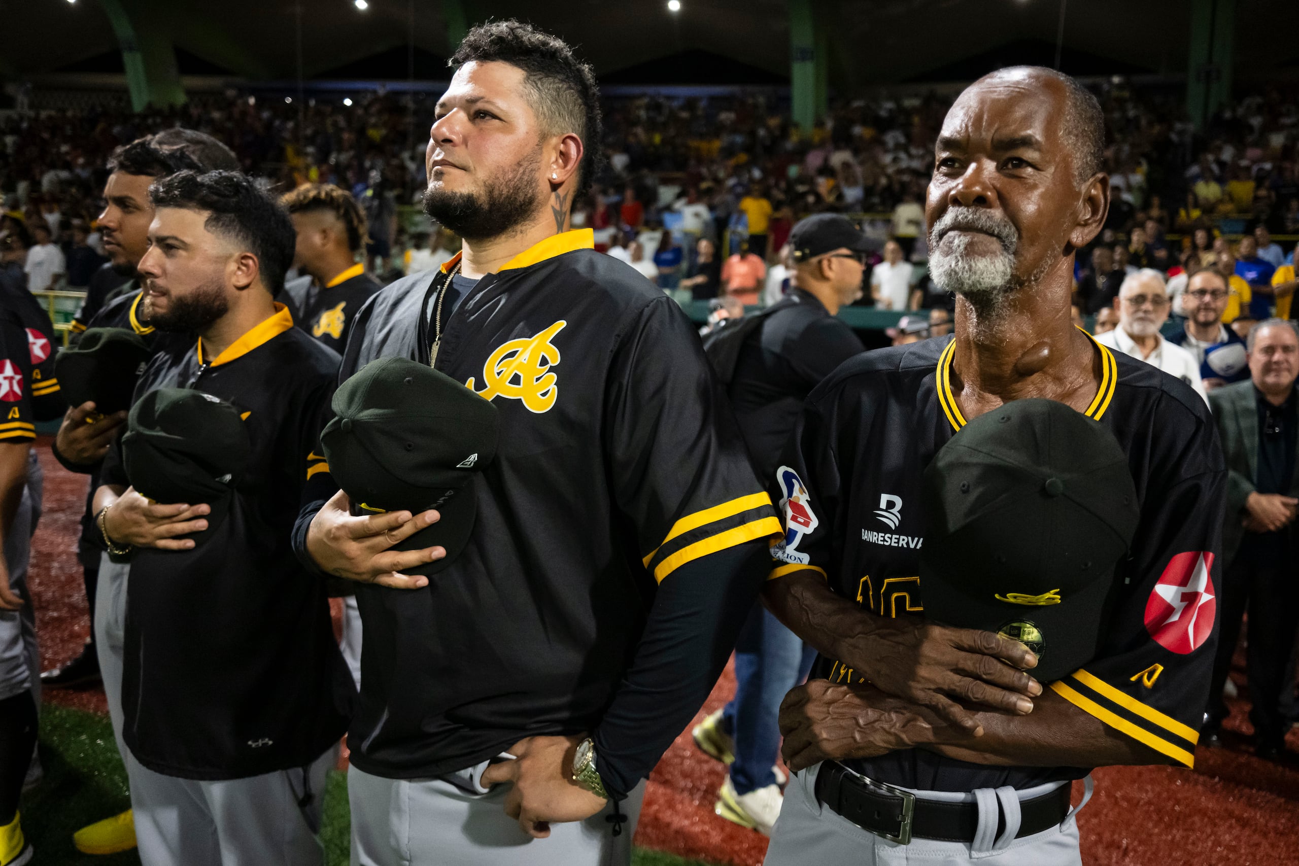Yadier Molina aparece aquí en uno de los partidos que jugaron las Águilas Cibaeñas y los Tigres del Licey en Puerto Rico. A su izquierda está el legendario Lou Broc boricua.