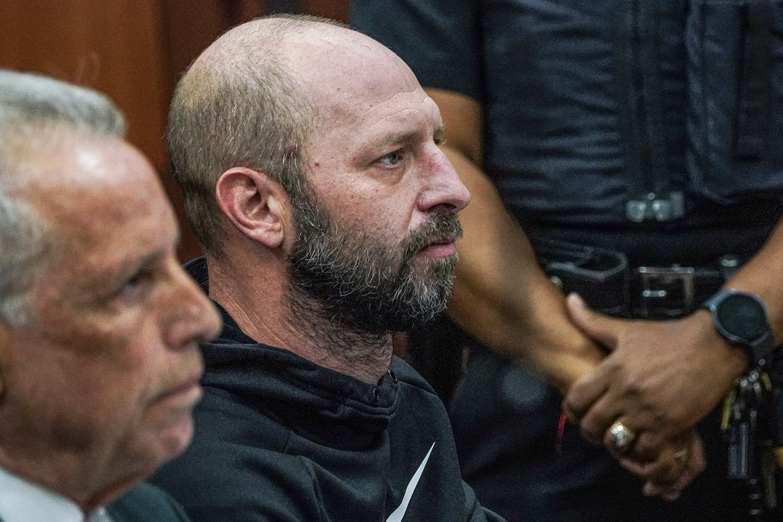 Jeremy Fistel, al centro, durante su lectura de cargos en el tribunal penal de Queens, el jueves 18 de septiembre de 2025, en Nueva York. El hombre de Texas está acusado de hacer amenazas de muerte contra el candidato a la alcaldía de Nueva York, Zohran Mamdani. (AP Foto/Dean Moses, Pool)